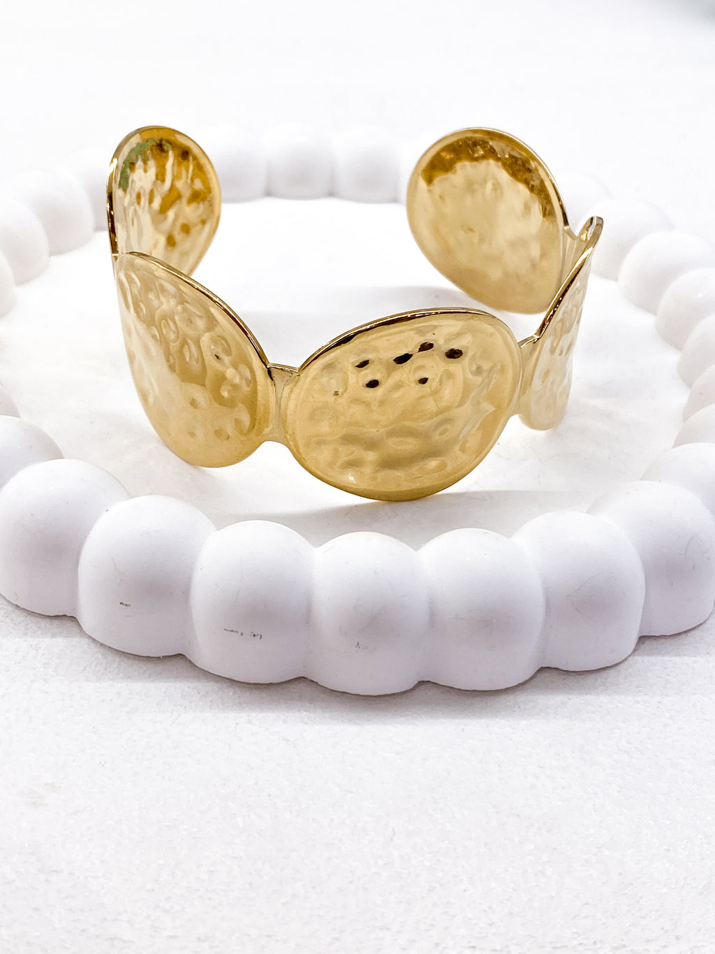 Bracelet jonc doré avec cercles martelés entrelacés