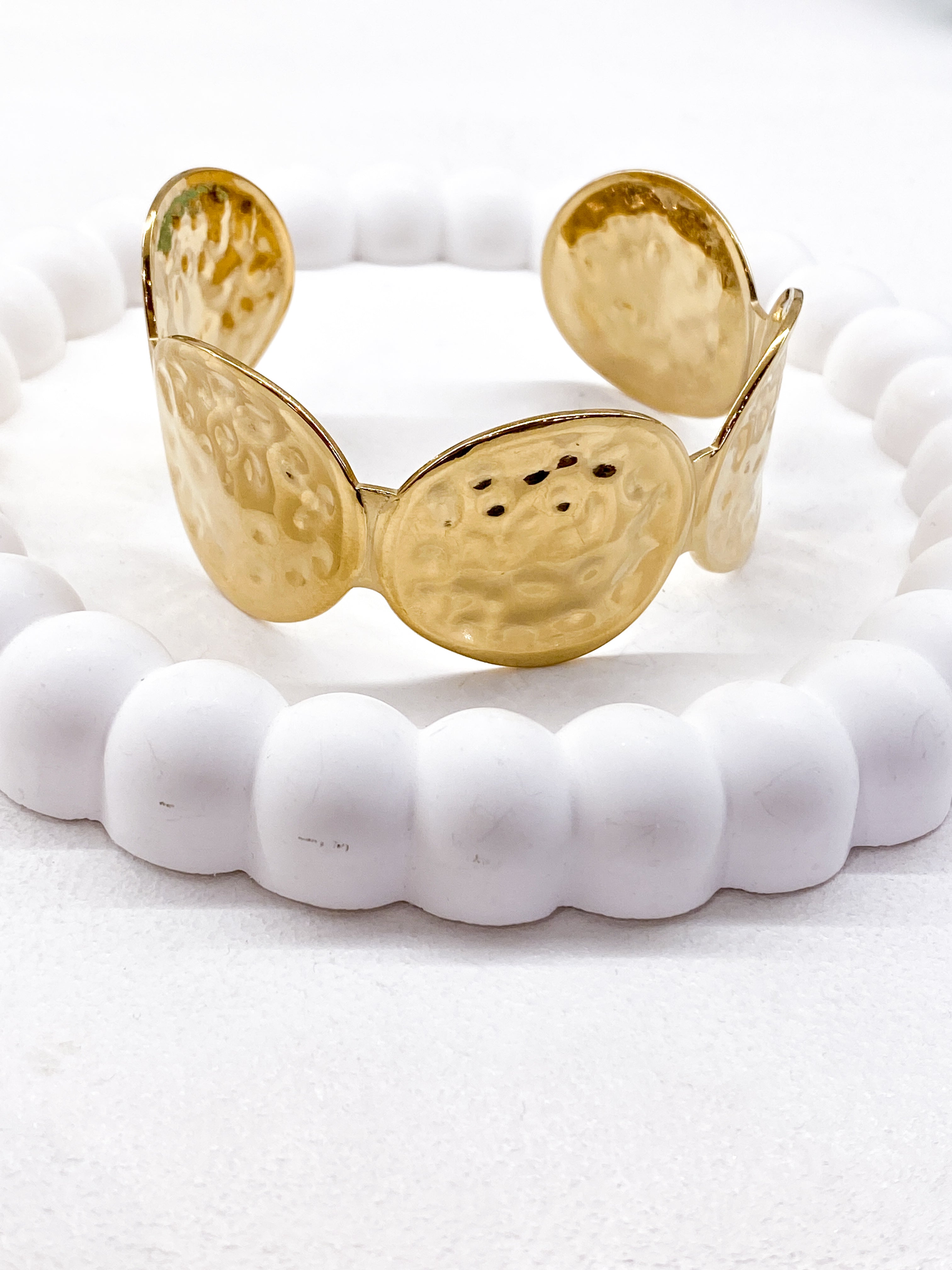 Bracelet jonc doré avec cercles martelés entrelacés