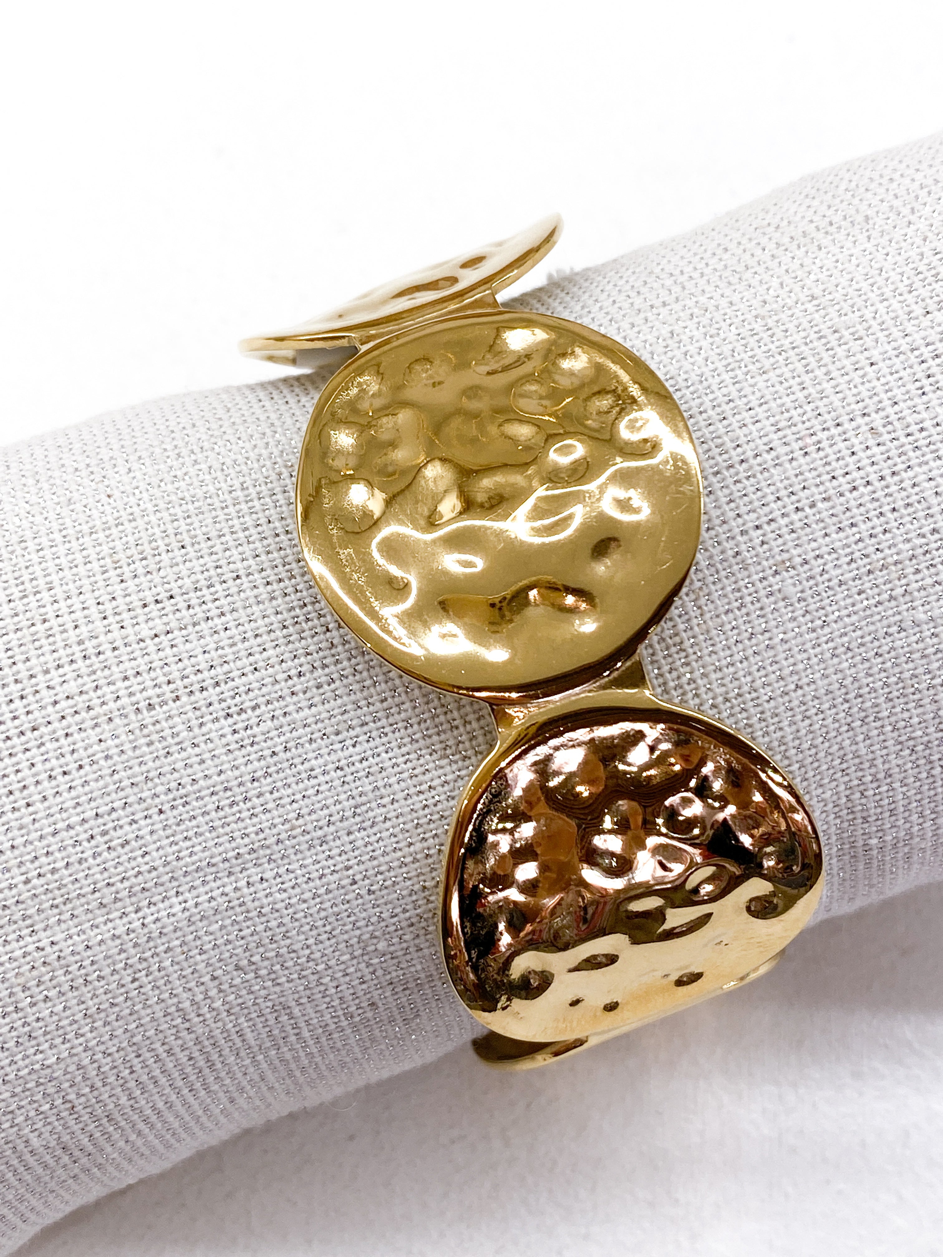 Bracelet jonc doré avec cercles martelés entrelacés
