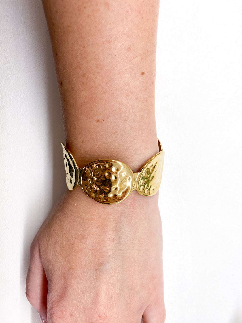 Bracelet jonc doré avec cercles martelés entrelacés