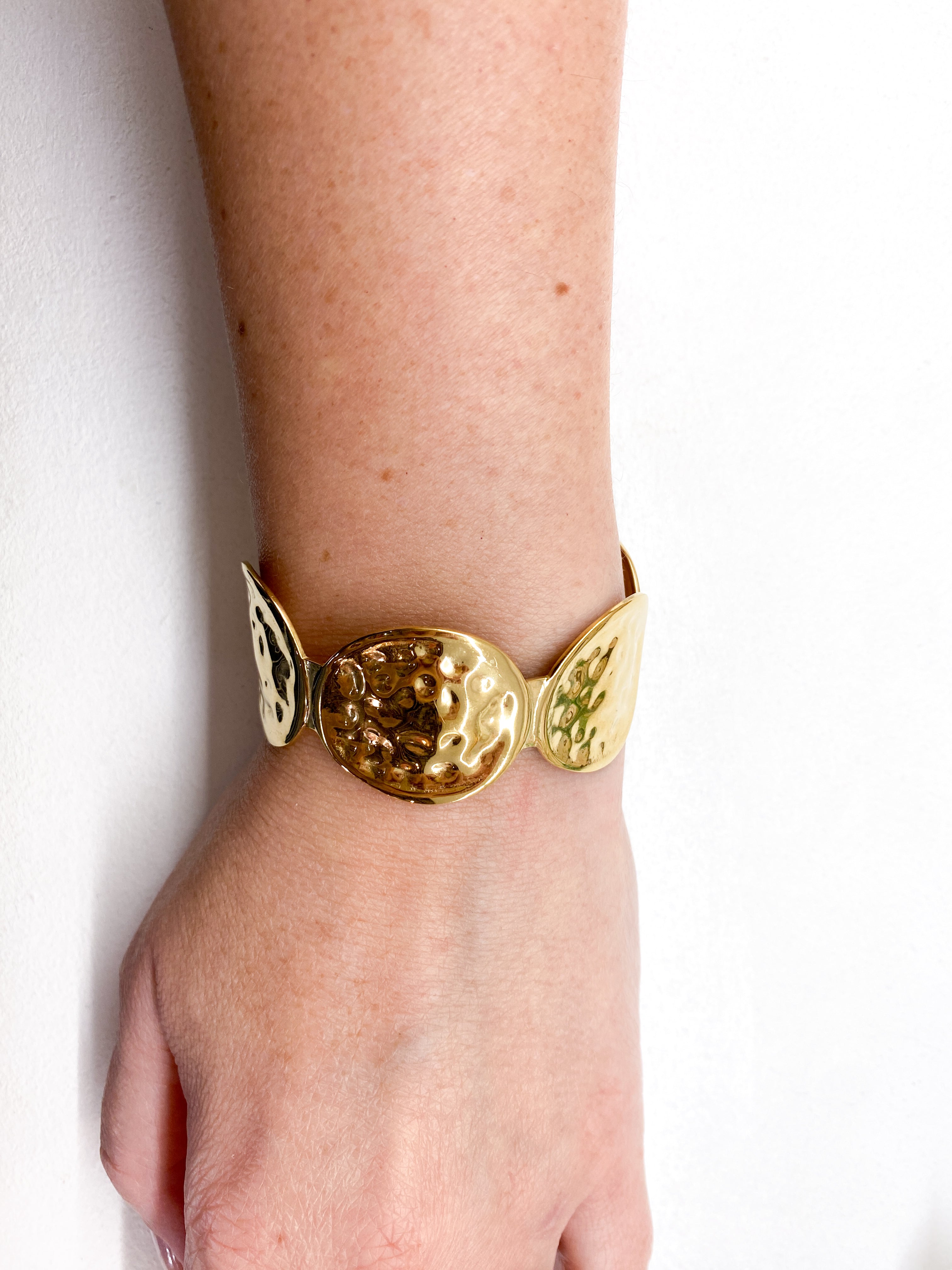 Bracelet jonc doré avec cercles martelés entrelacés