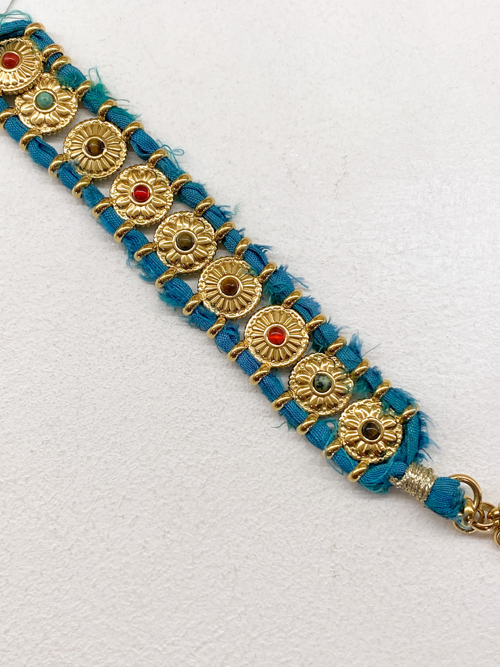 Bracelet doré avec pierres naturelles et médaillons ronds