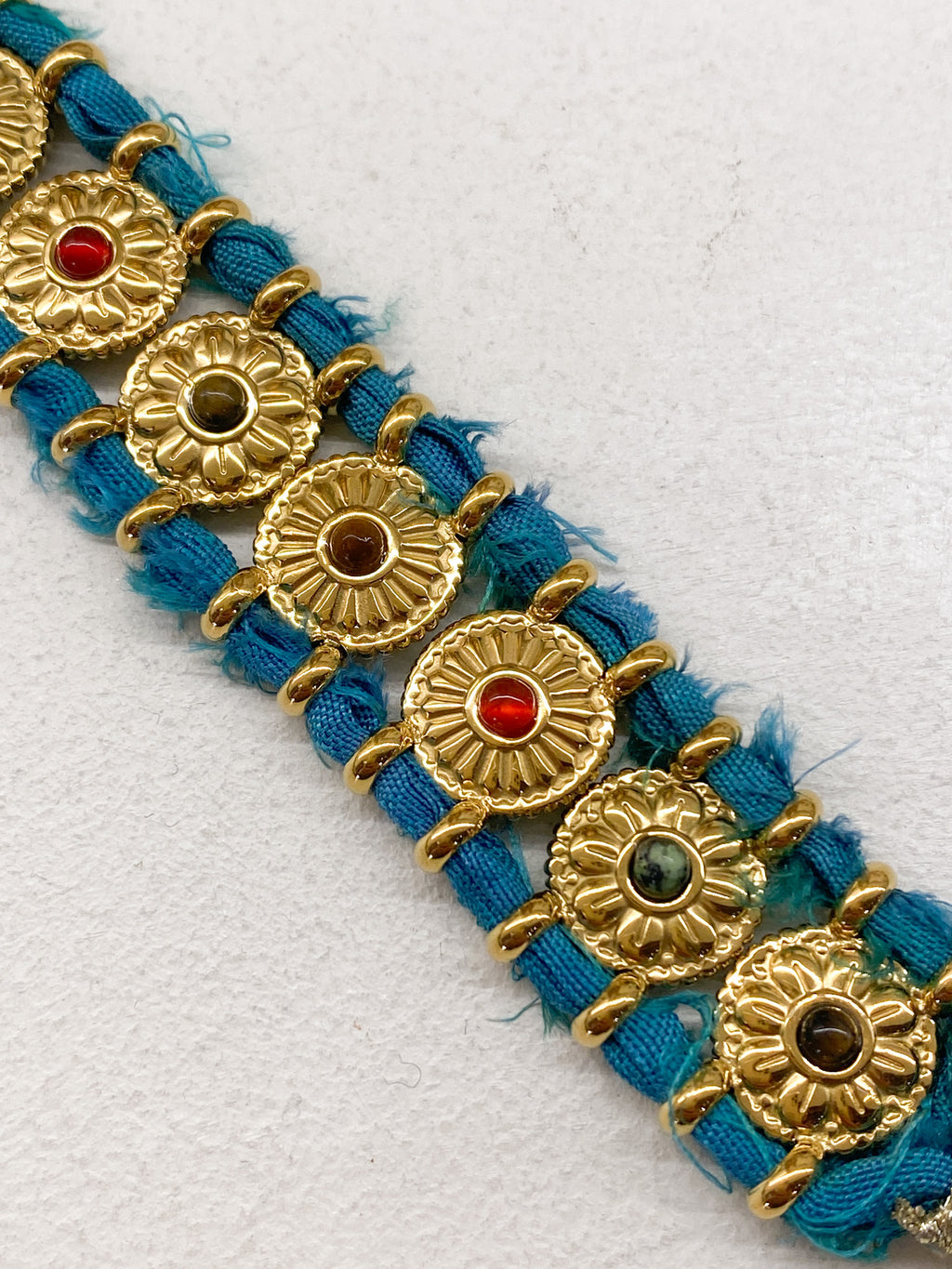 Bracelet doré avec pierres naturelles et médaillons ronds