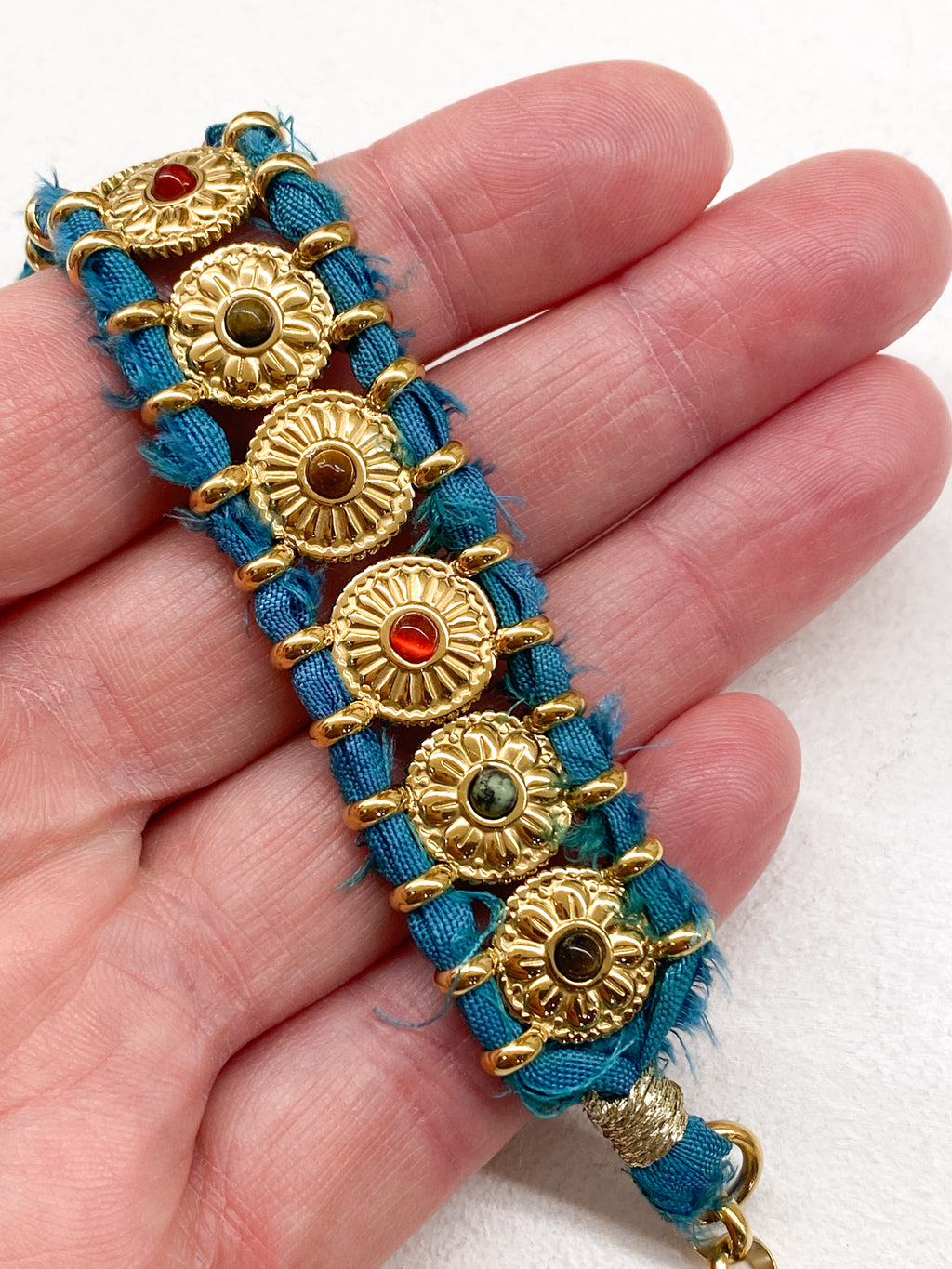 Bracelet doré avec pierres naturelles et médaillons ronds