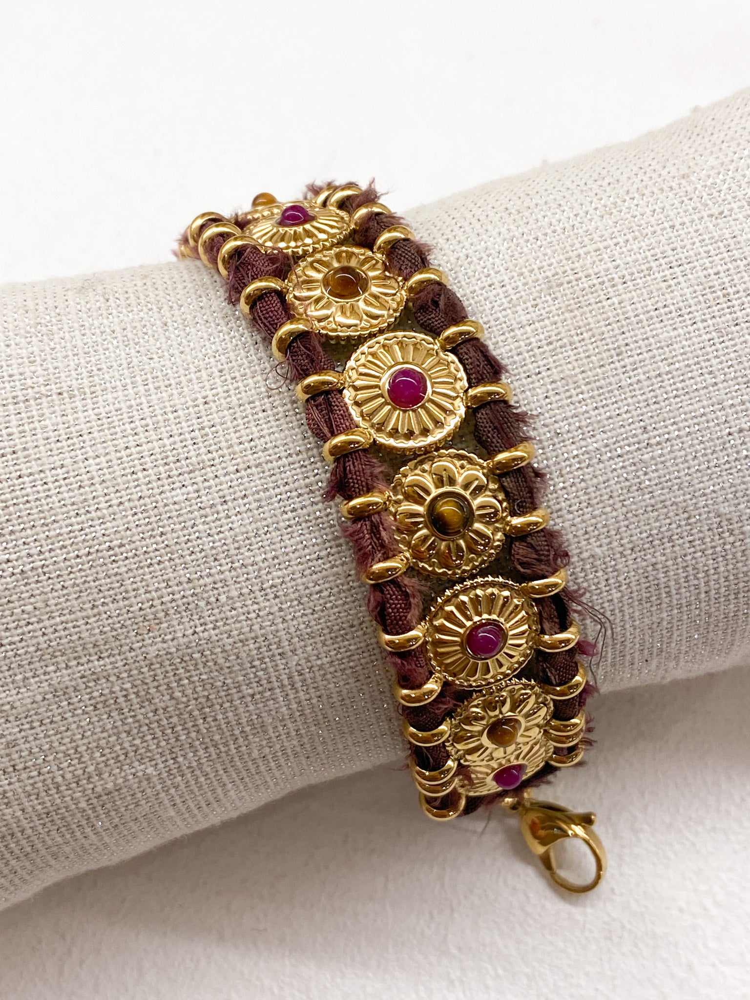 Bracelet doré avec pierres naturelles et médaillons ronds