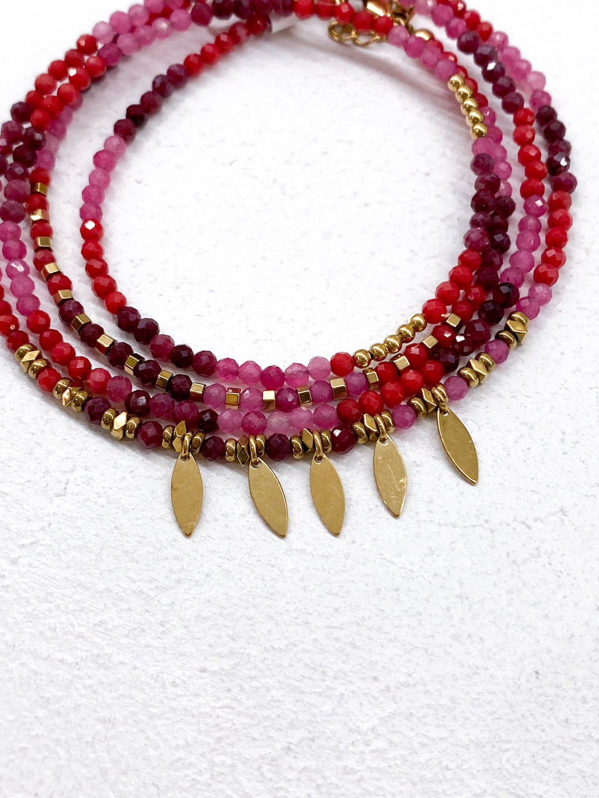 Bracelet multi-tour à pendentifs feuilles dorées et pierres naturelles