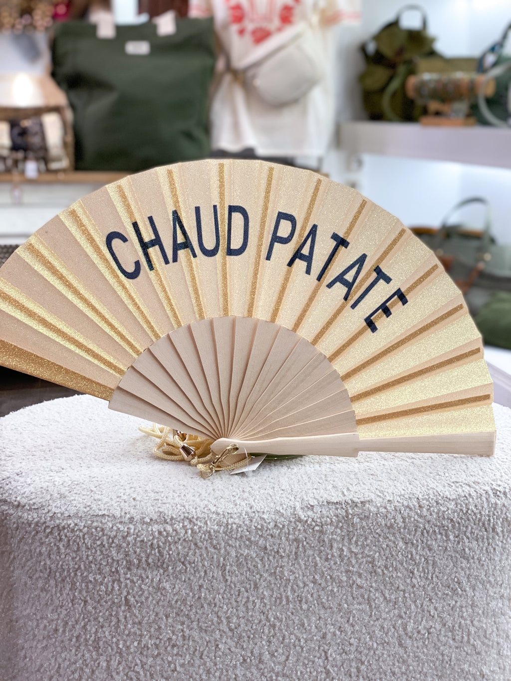 Éventail en tissu avec manche en bois et messages amusants