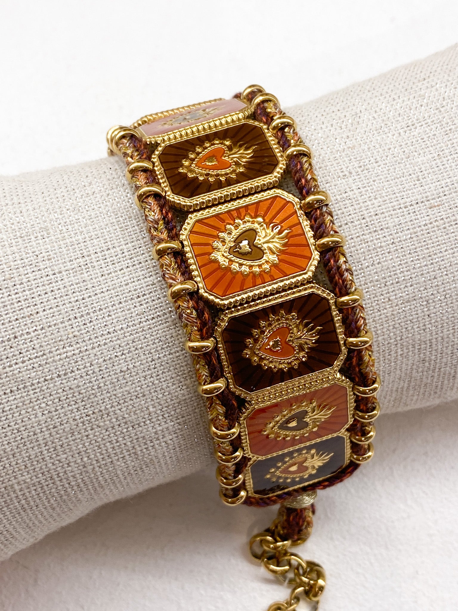Bracelet rectangulaire en acier doré avec émail et cœur doré