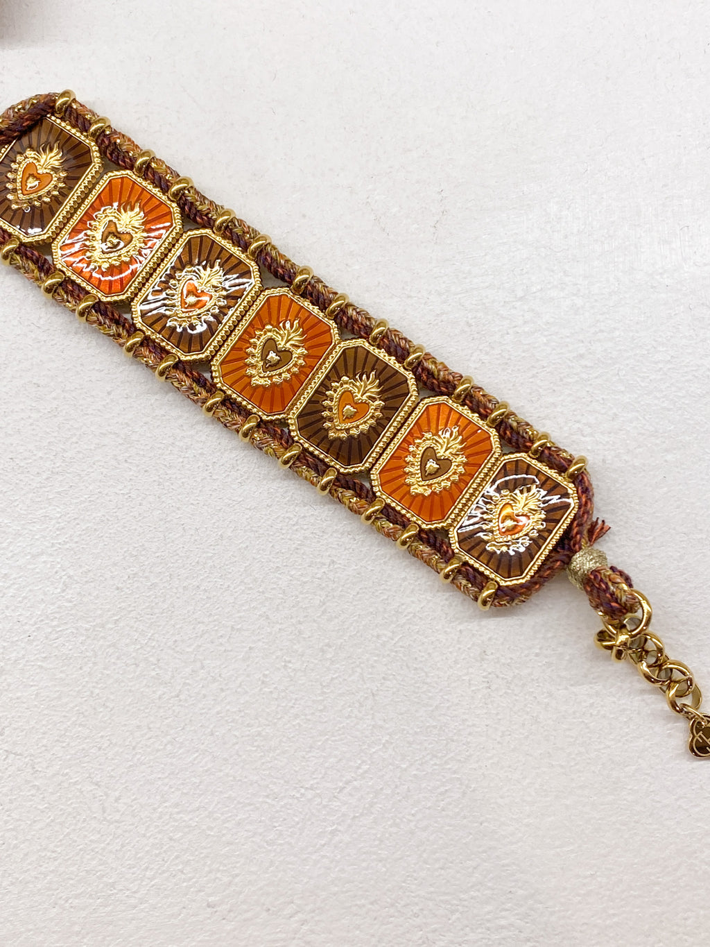 Bracelet rectangulaire en acier doré avec émail et cœur doré