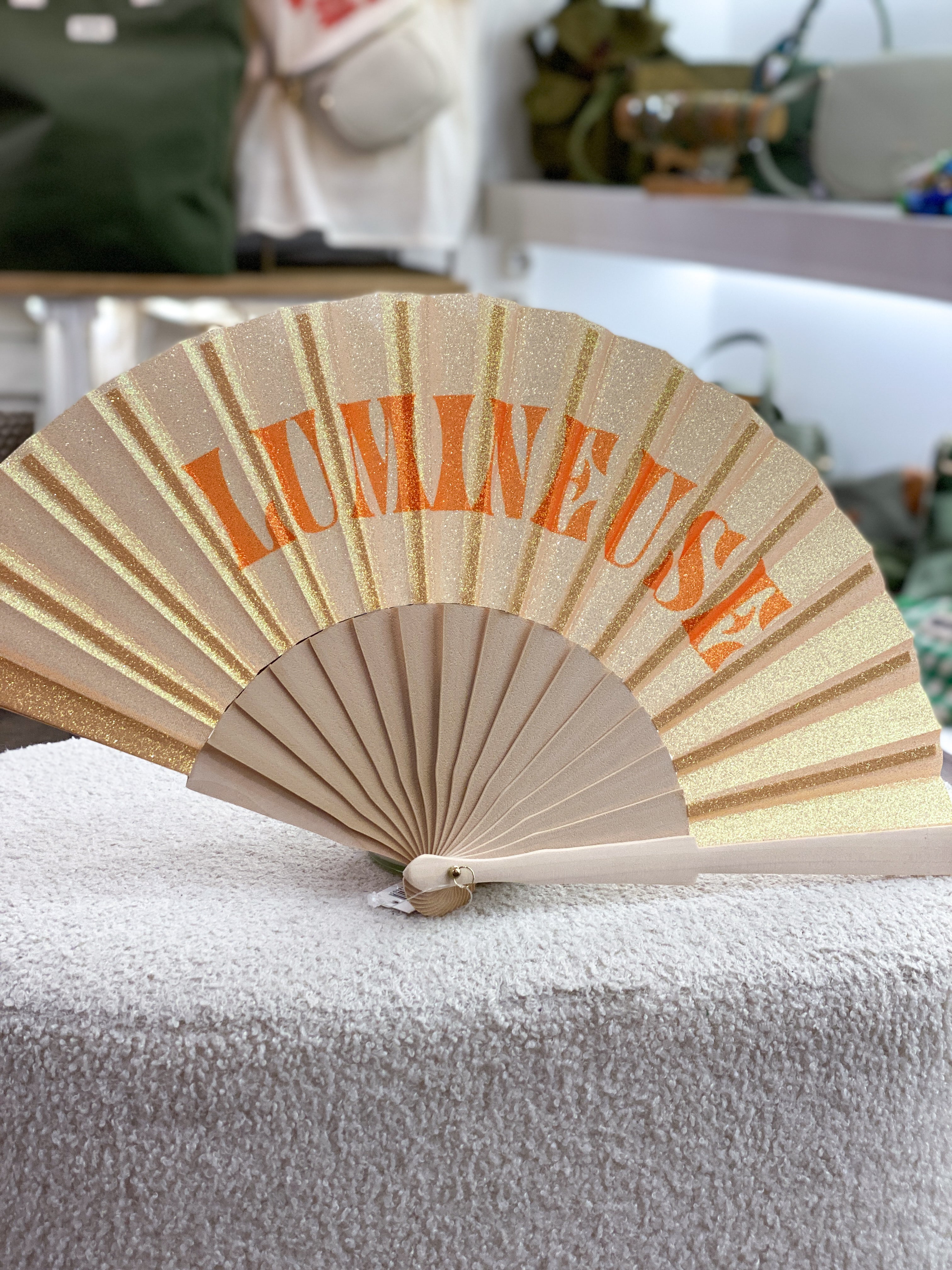 Éventail en tissu avec manche en bois et messages amusants