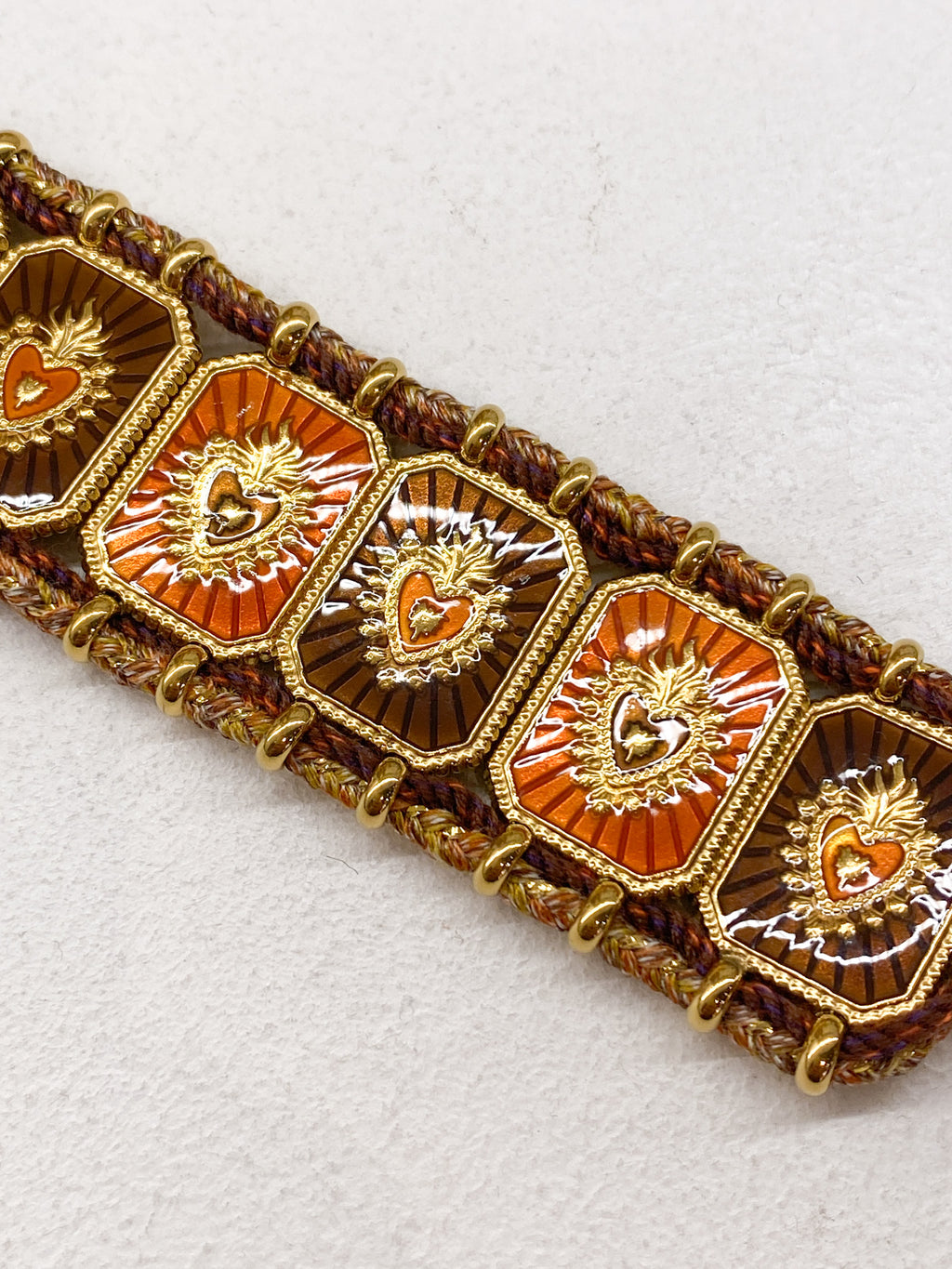 Bracelet rectangulaire en acier doré avec émail et cœur doré