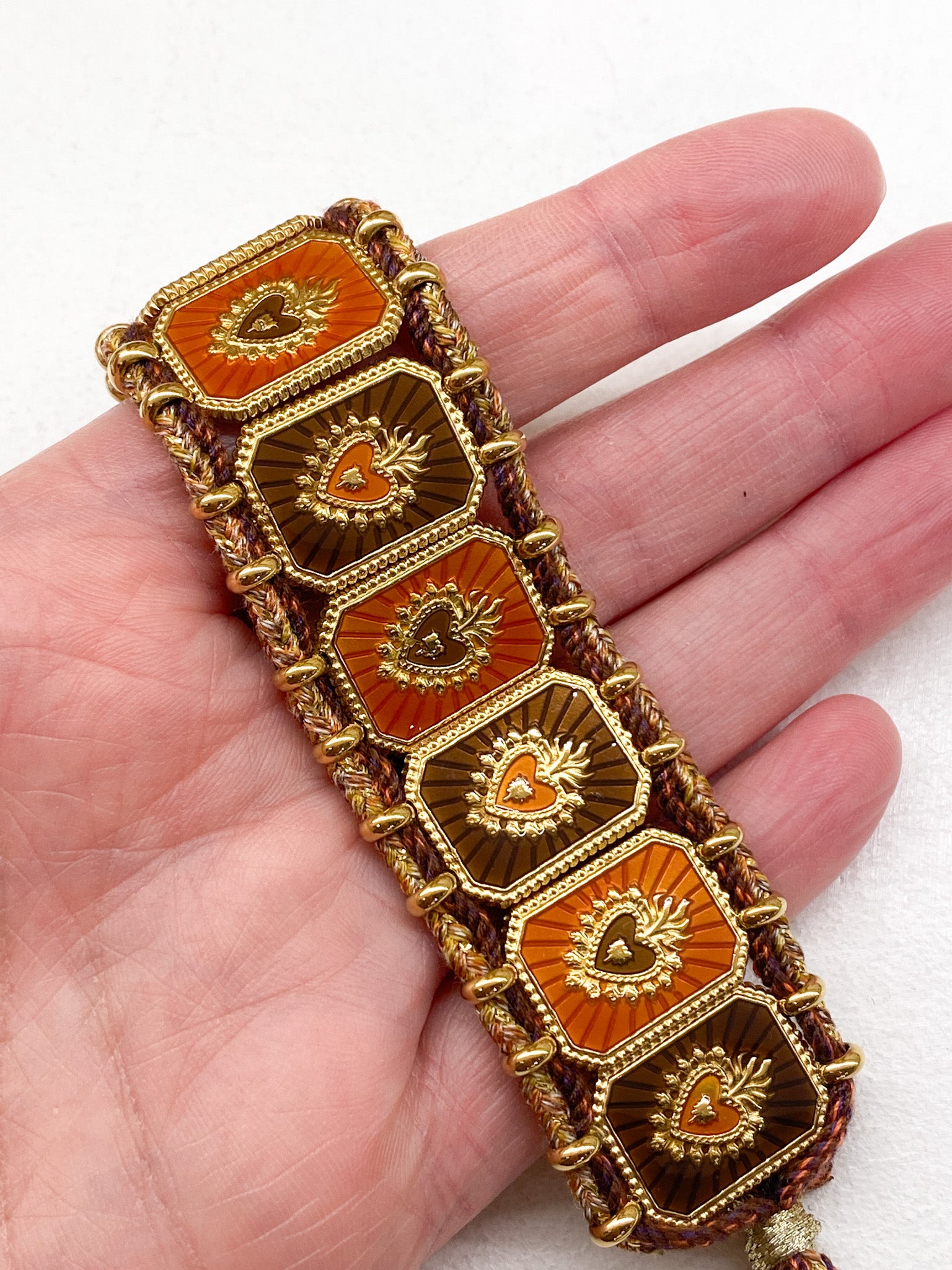Bracelet rectangulaire en acier doré avec émail et cœur doré