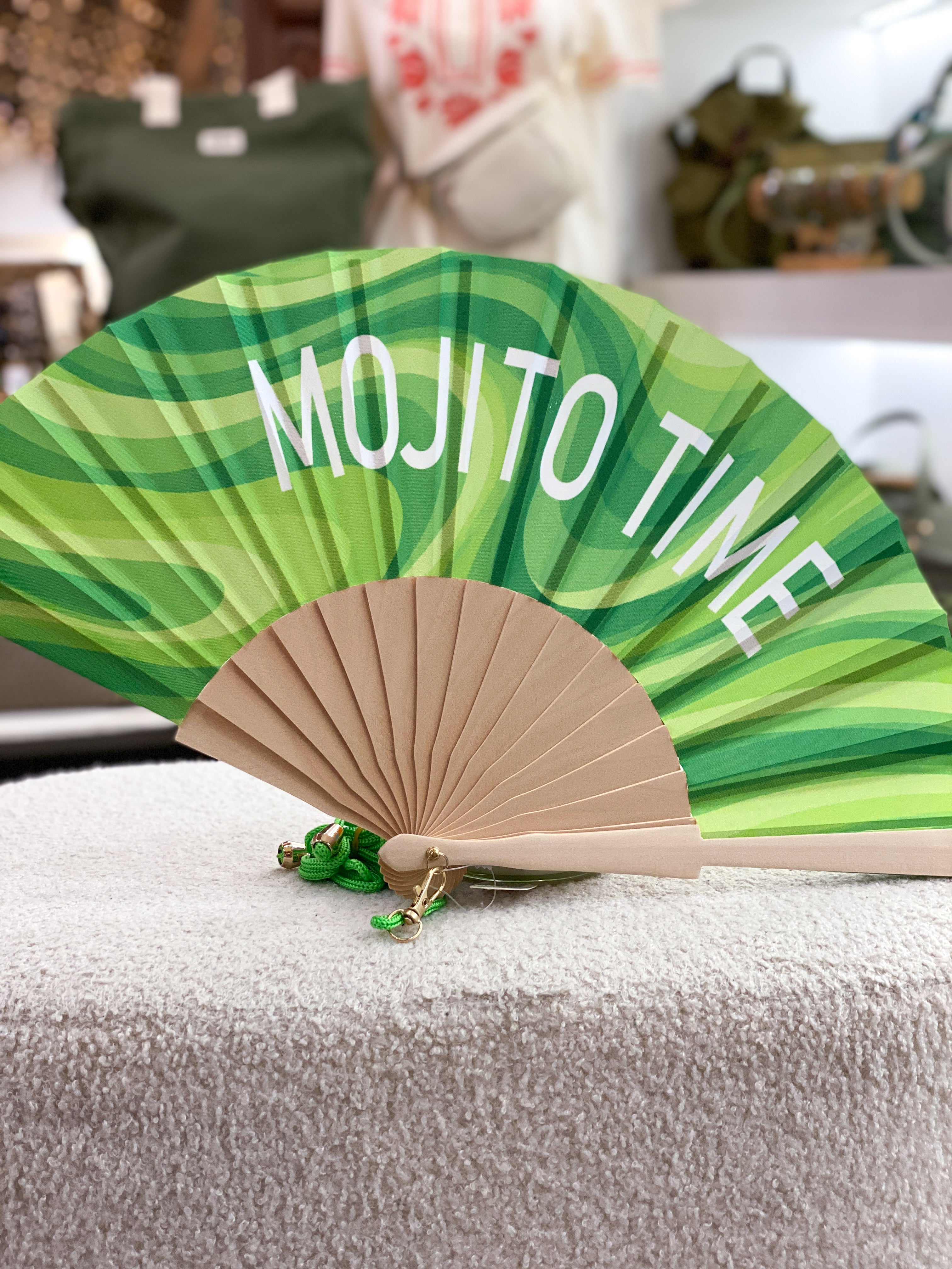 Éventail en tissu avec manche en bois et messages amusants