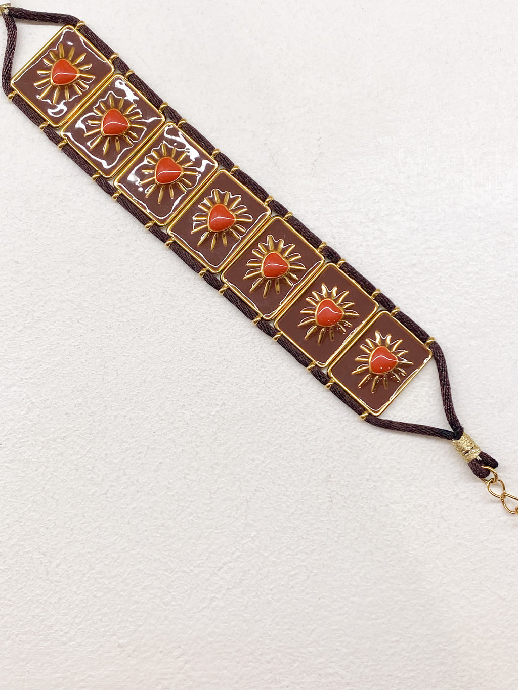 Bracelet doré avec plaques émaillées marron et cœur orange