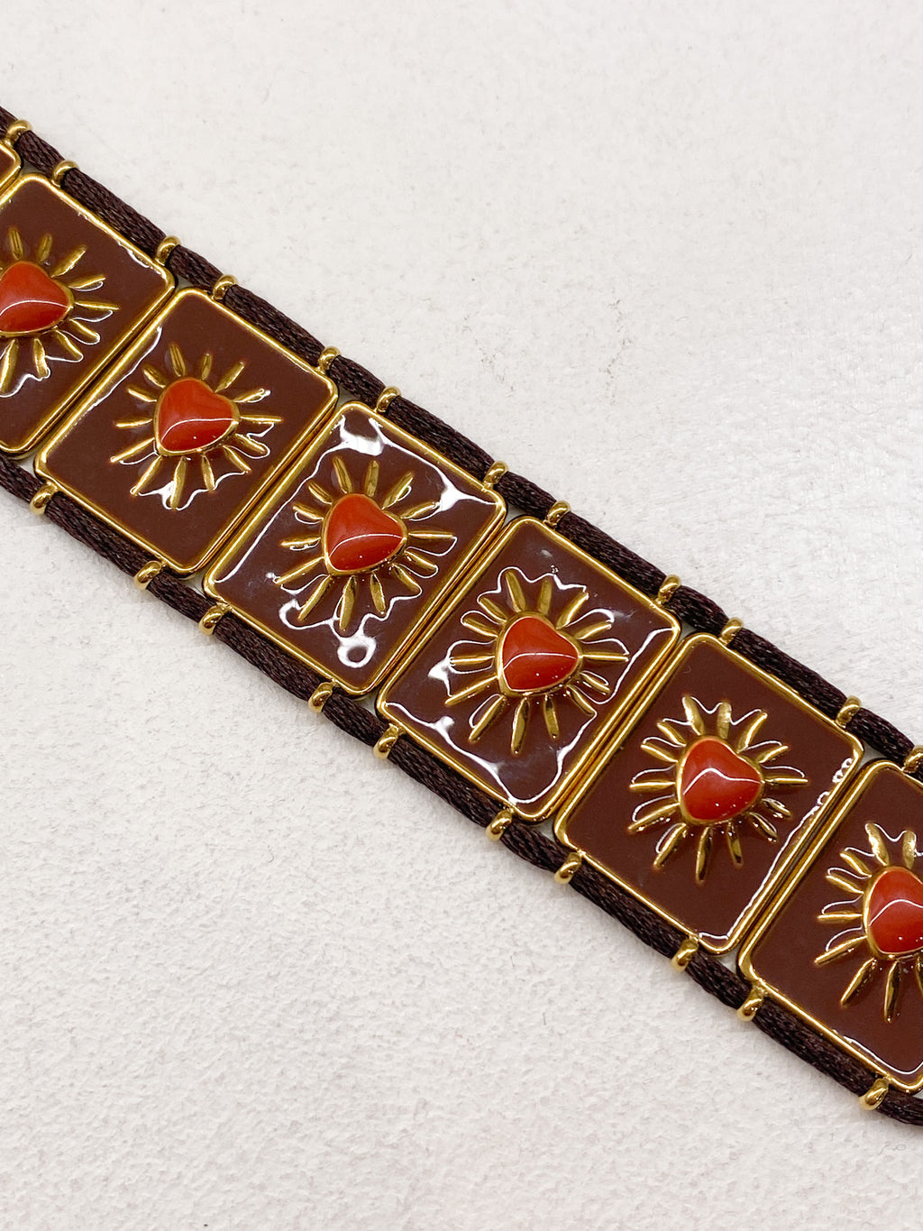 Bracelet doré avec plaques émaillées marron et cœur orange
