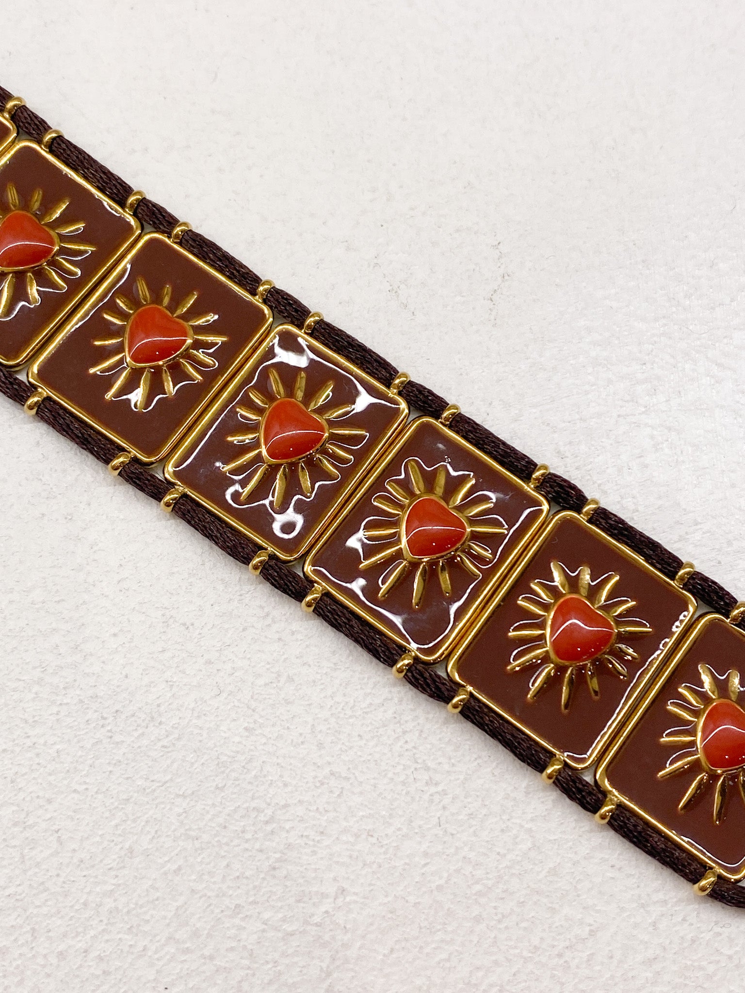Bracelet doré avec plaques émaillées marron et cœur orange
