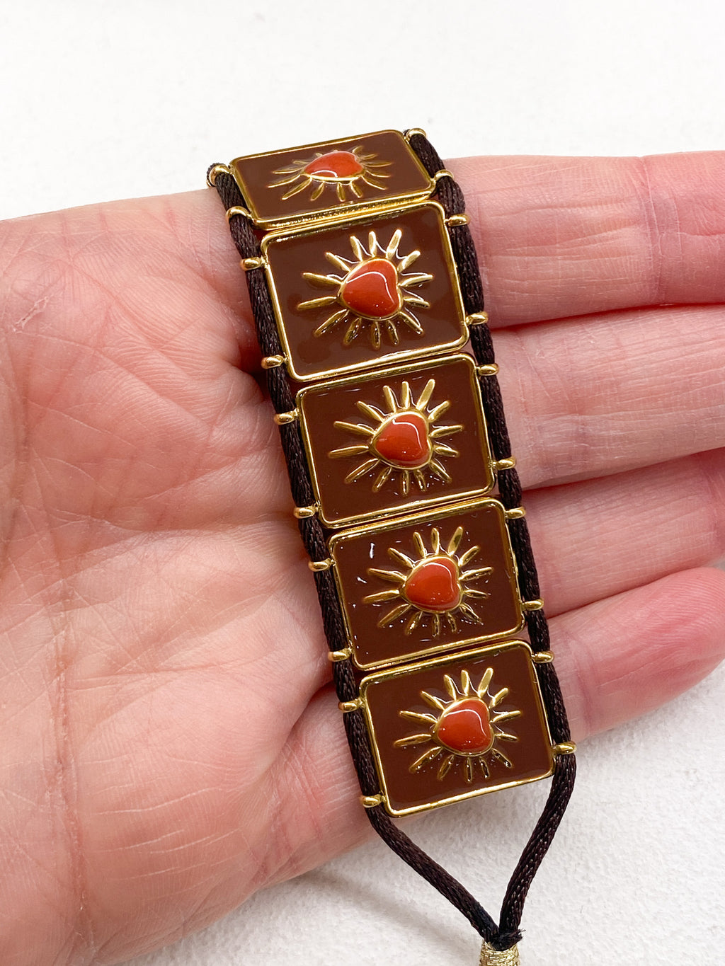Bracelet doré avec plaques émaillées marron et cœur orange