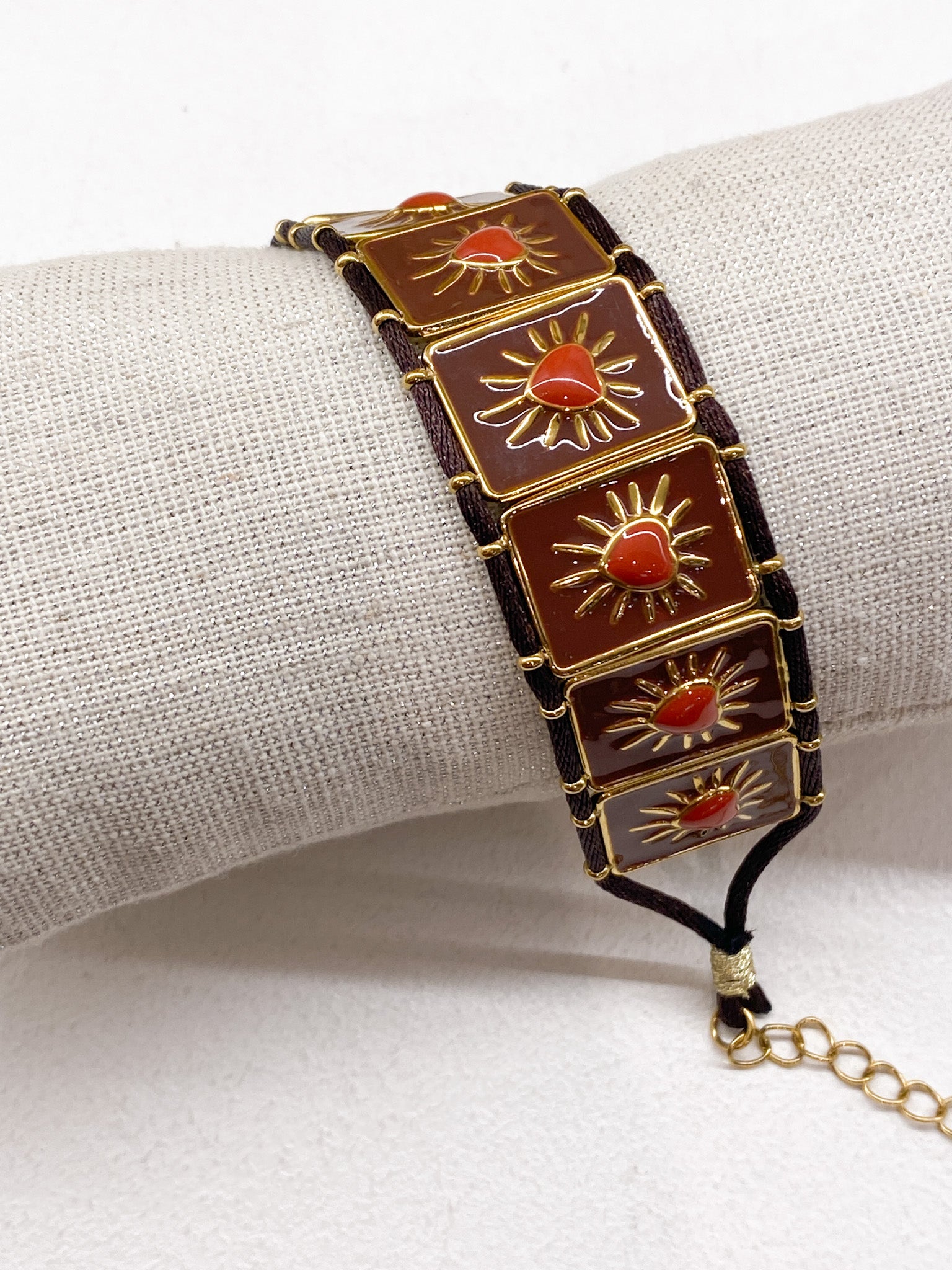 Bracelet doré avec plaques émaillées marron et cœur orange