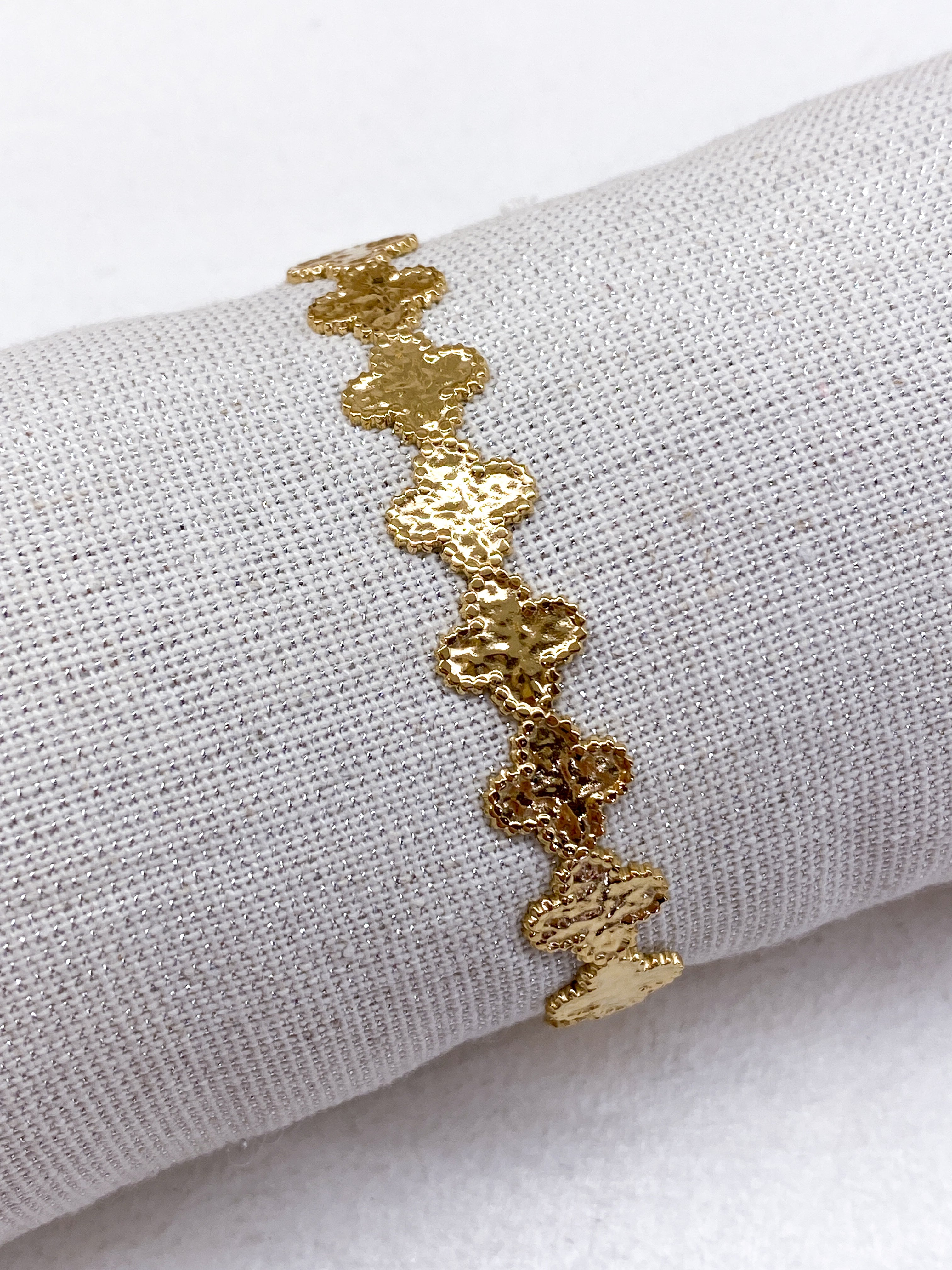Bracelet jonc fin avec trèfles martelés