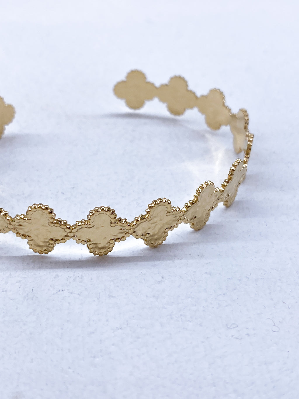 Bracelet jonc fin avec trèfles martelés