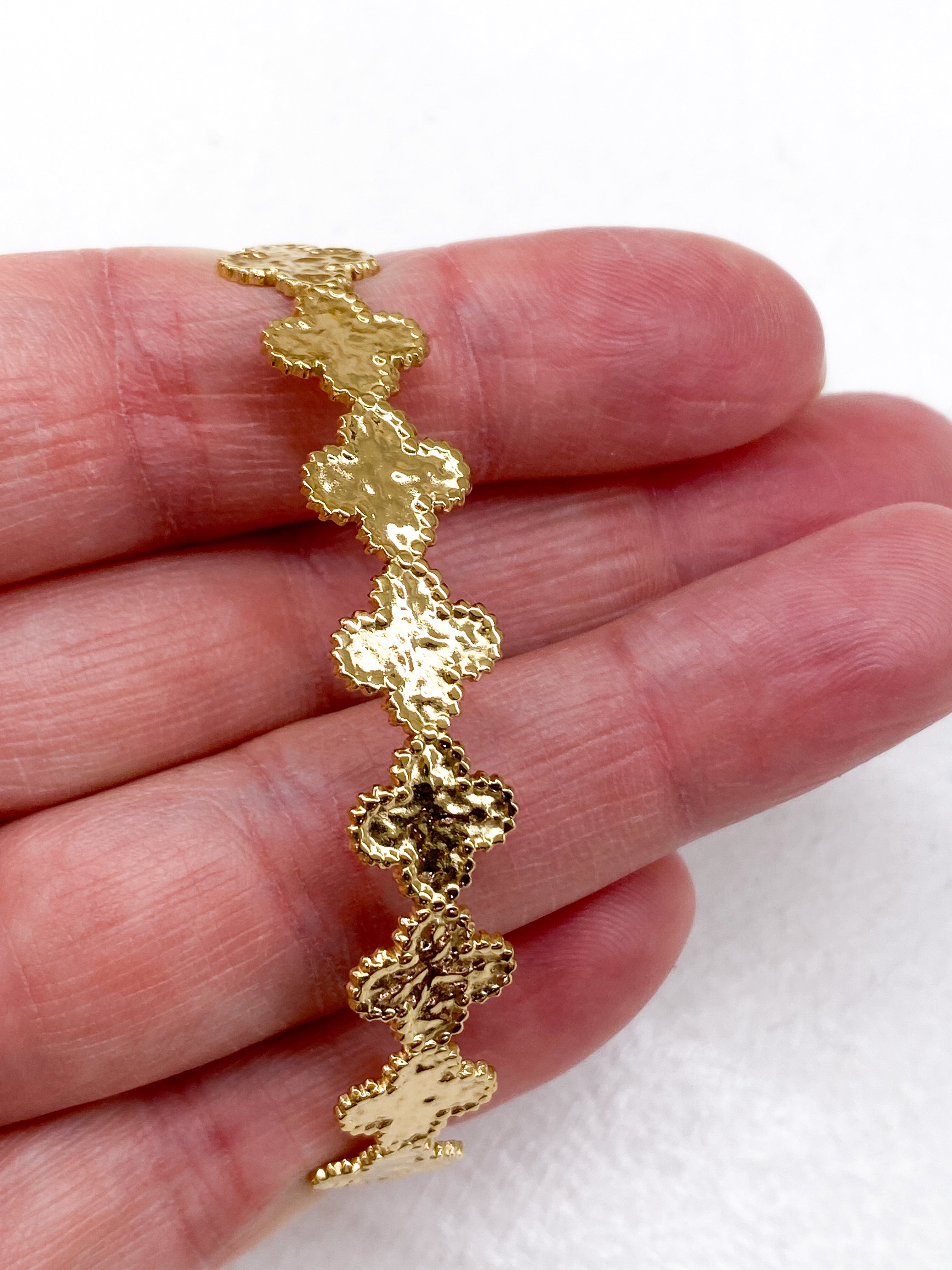 Bracelet jonc fin avec trèfles martelés