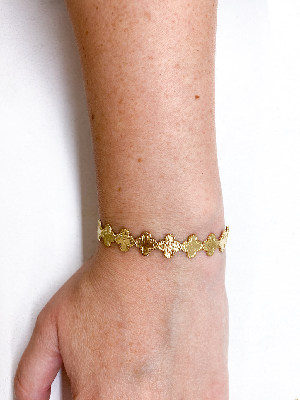 Bracelet jonc fin avec trèfles martelés