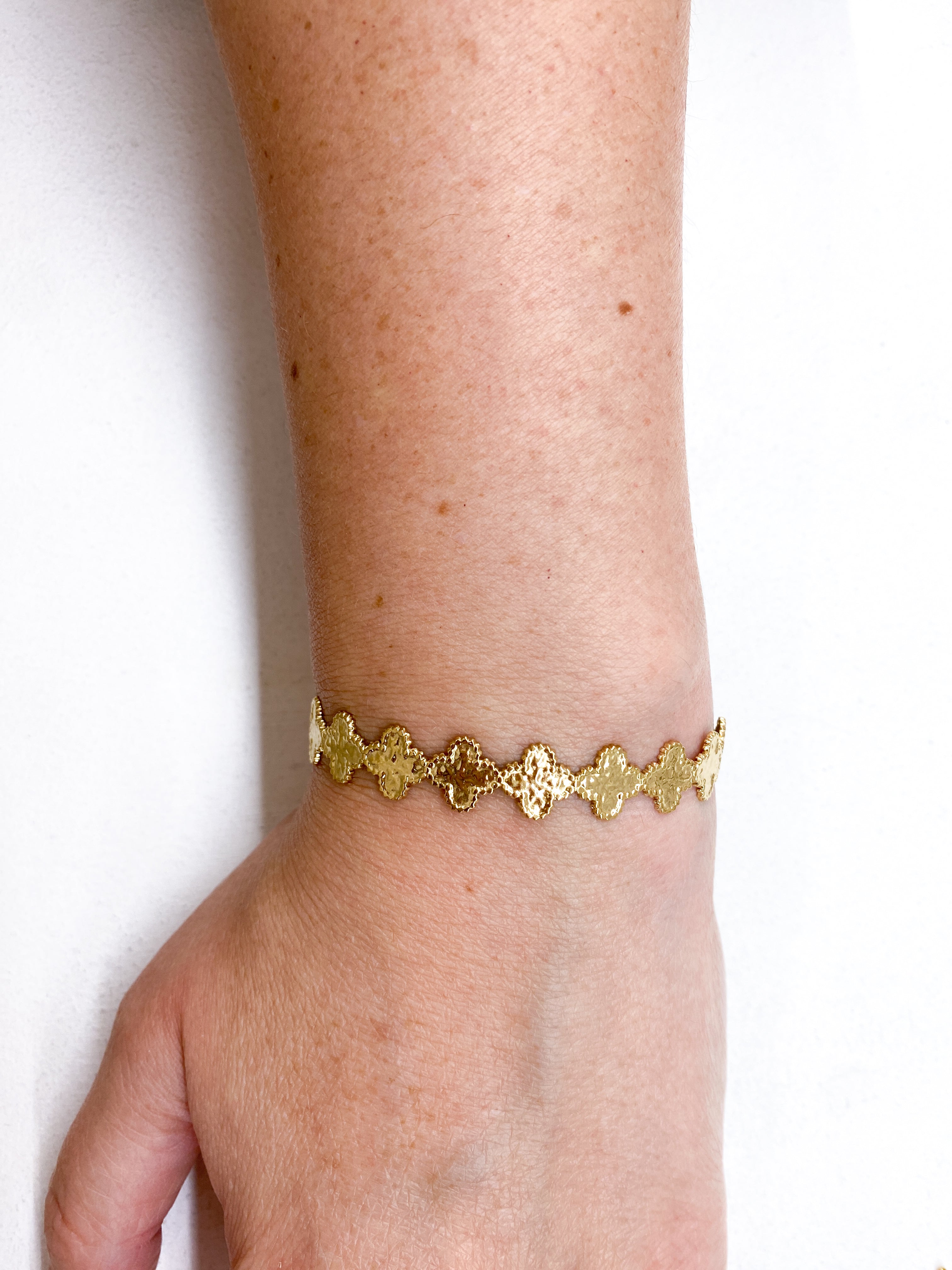 Bracelet jonc fin avec trèfles martelés