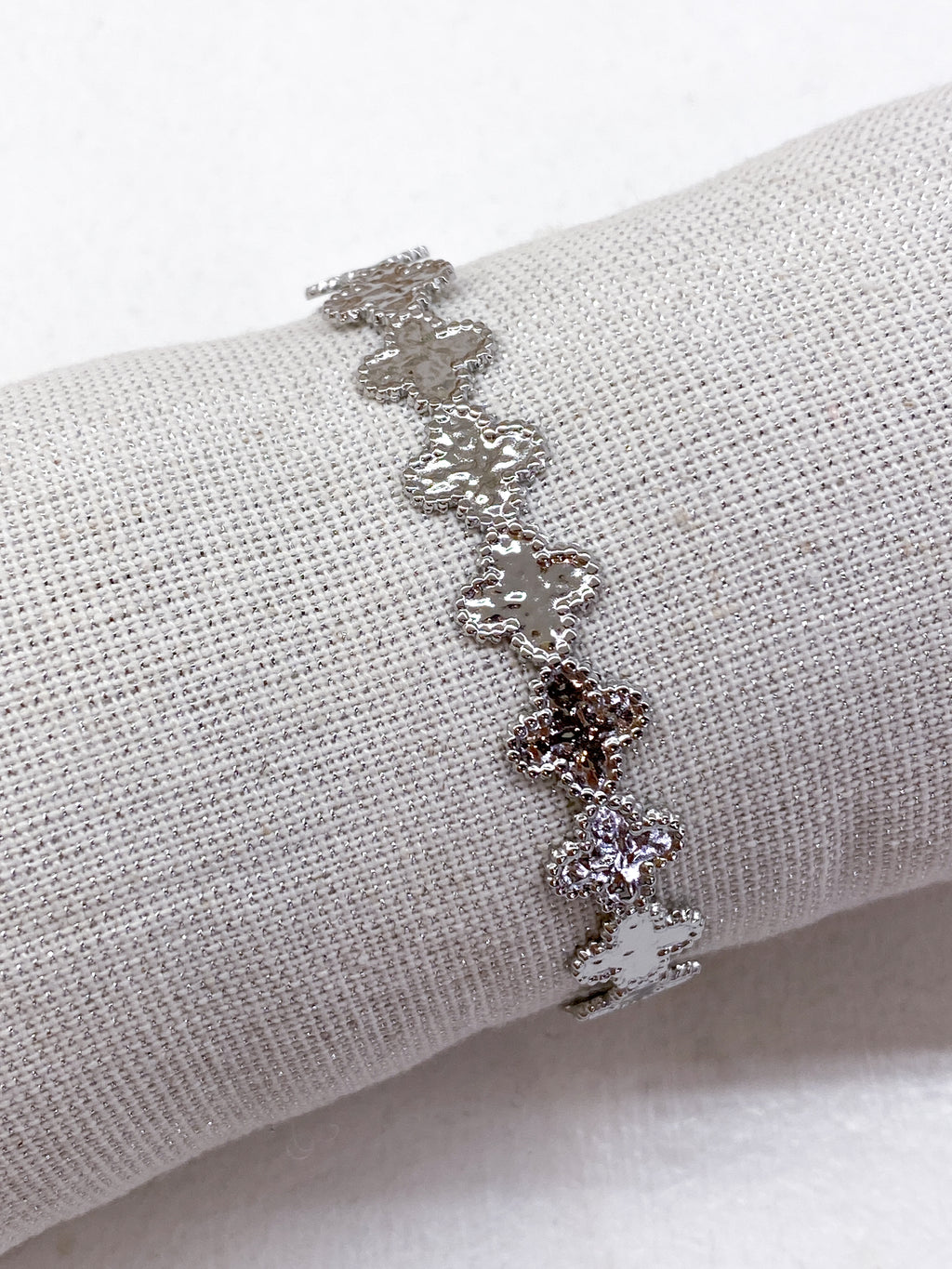 Bracelet jonc fin avec trèfles martelés