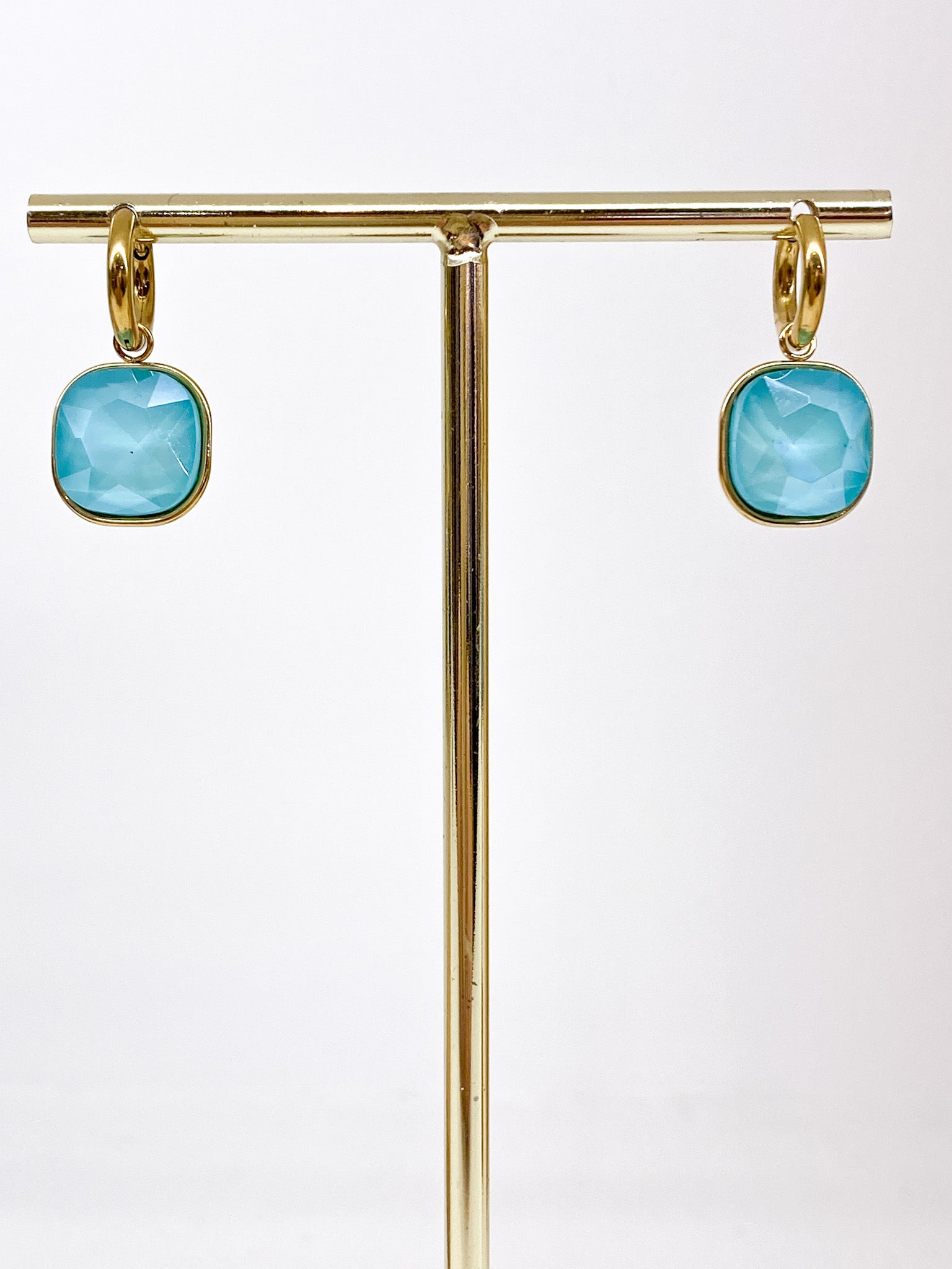 Créoles dorées avec pendentif carré en pâte de verre