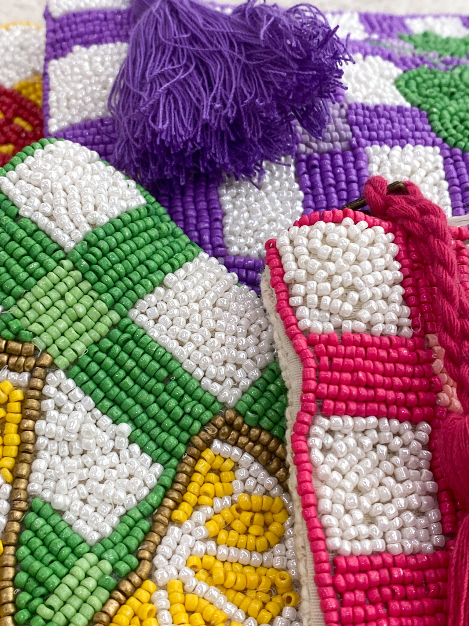 Pochette zippée perlée à carreaux et fruits colorés