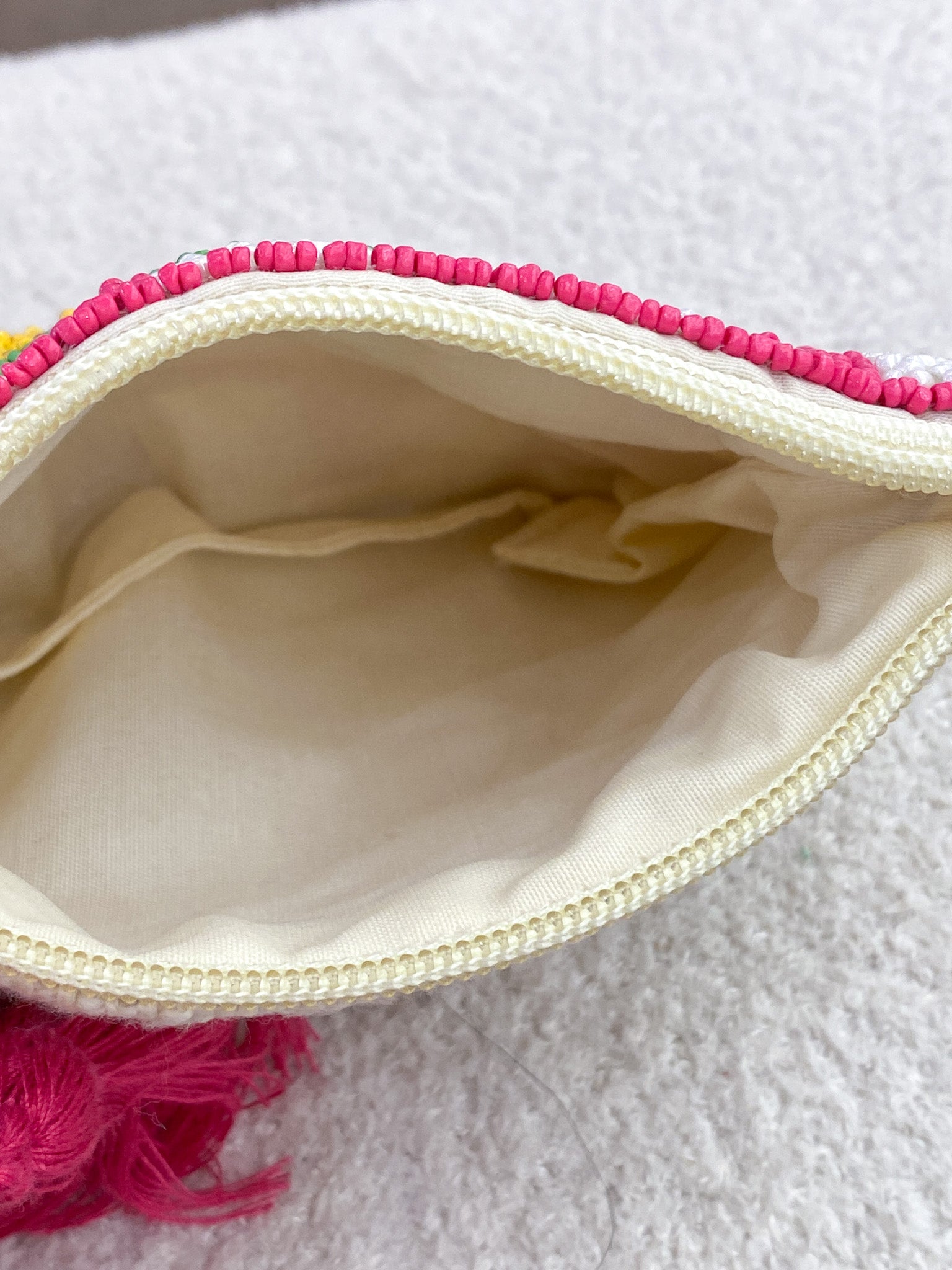 Pochette zippée perlée à carreaux et fruits colorés