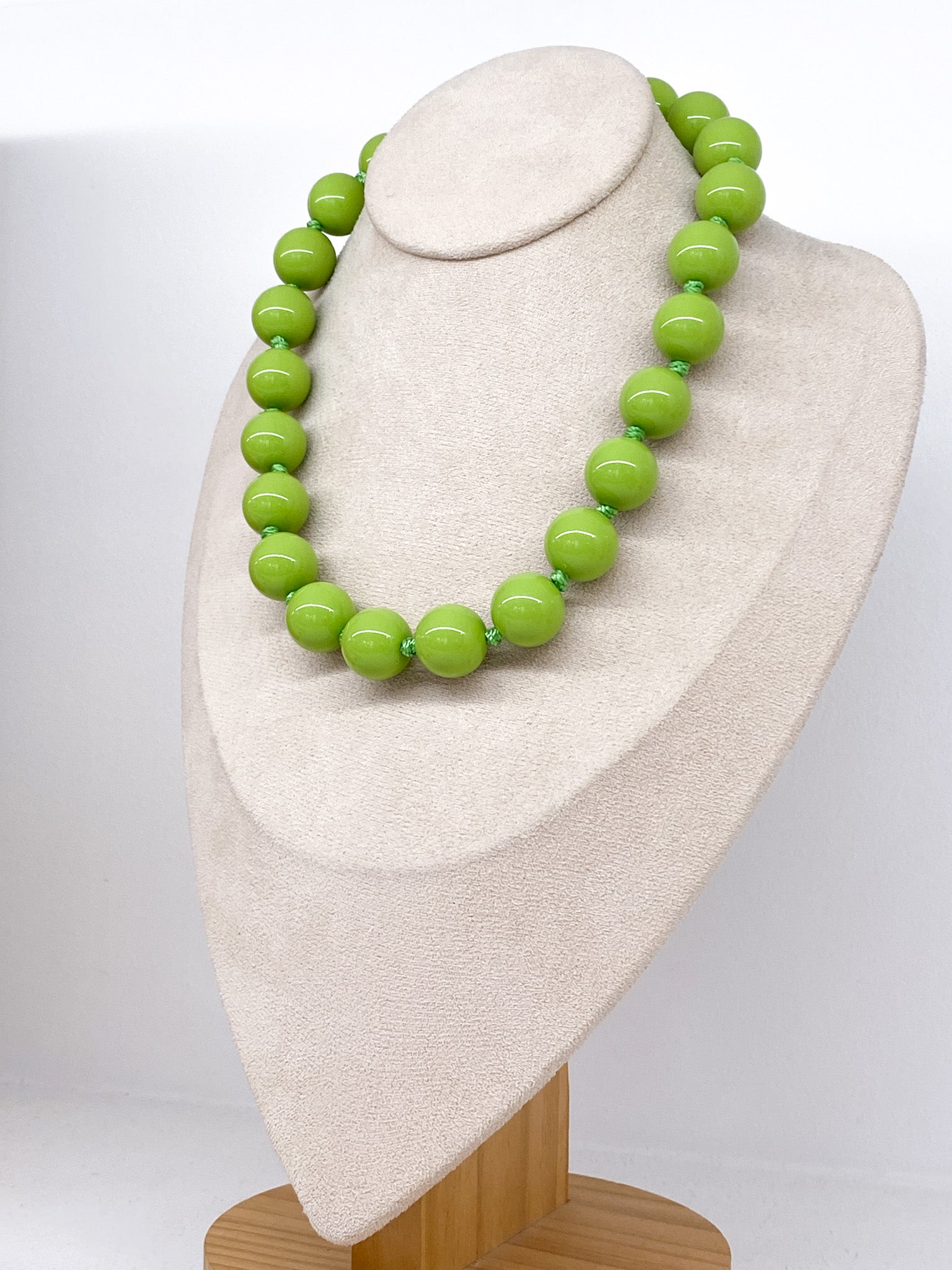 Collier perles colorées rondes sur cordon