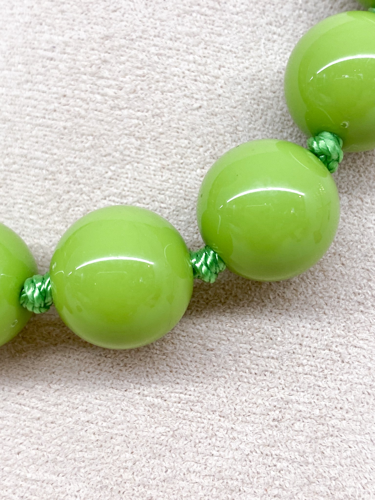 Collier perles colorées rondes sur cordon