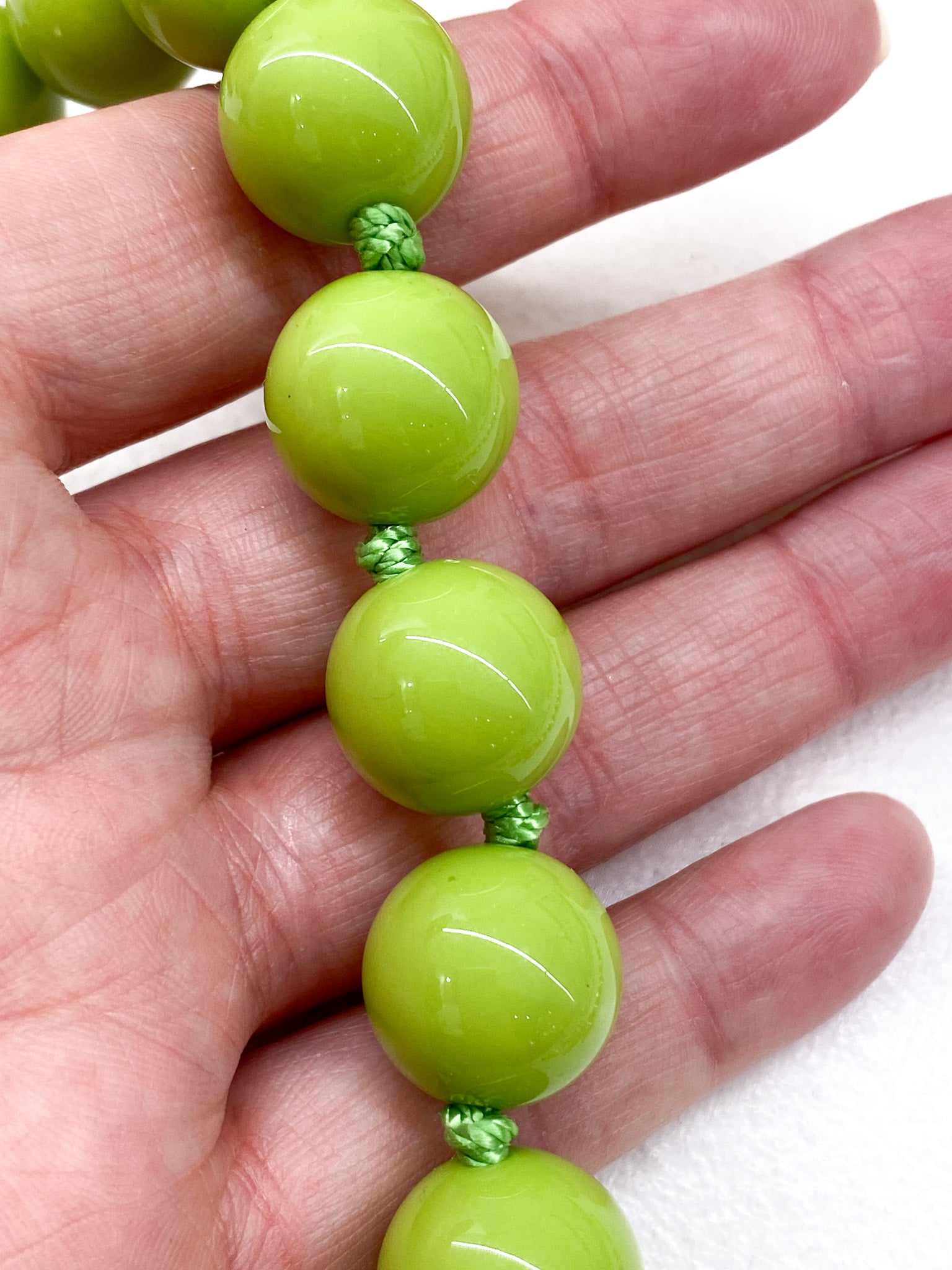 Collier perles colorées rondes sur cordon