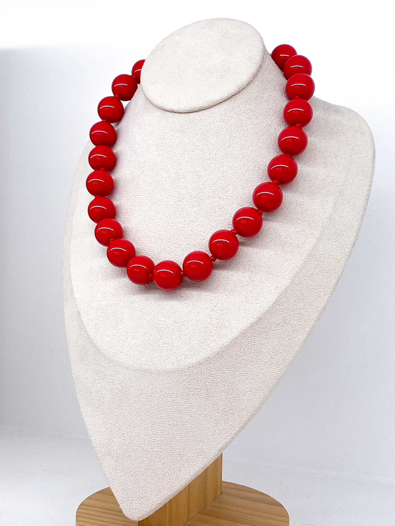 Collier perles colorées rondes sur cordon