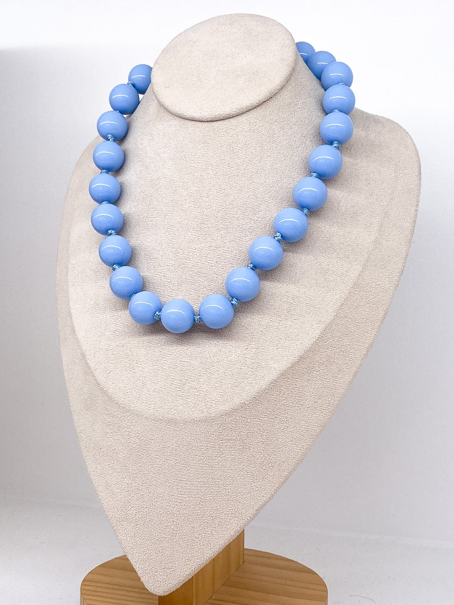 Collier perles colorées rondes sur cordon
