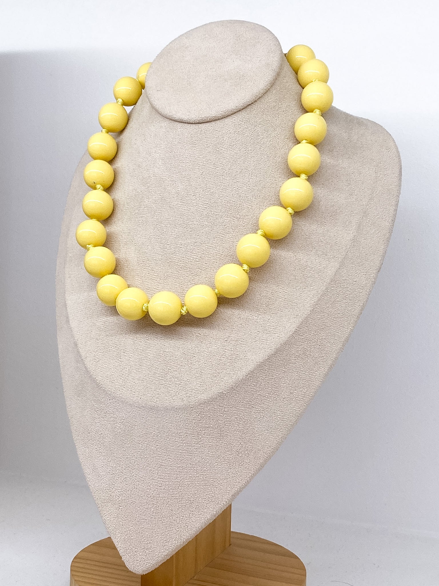 Collier perles colorées rondes sur cordon