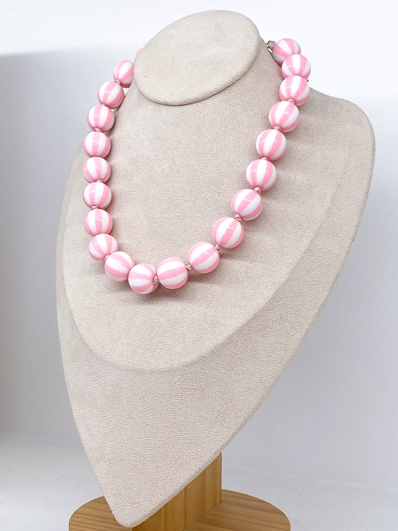 Collier perles colorées rondes sur cordon