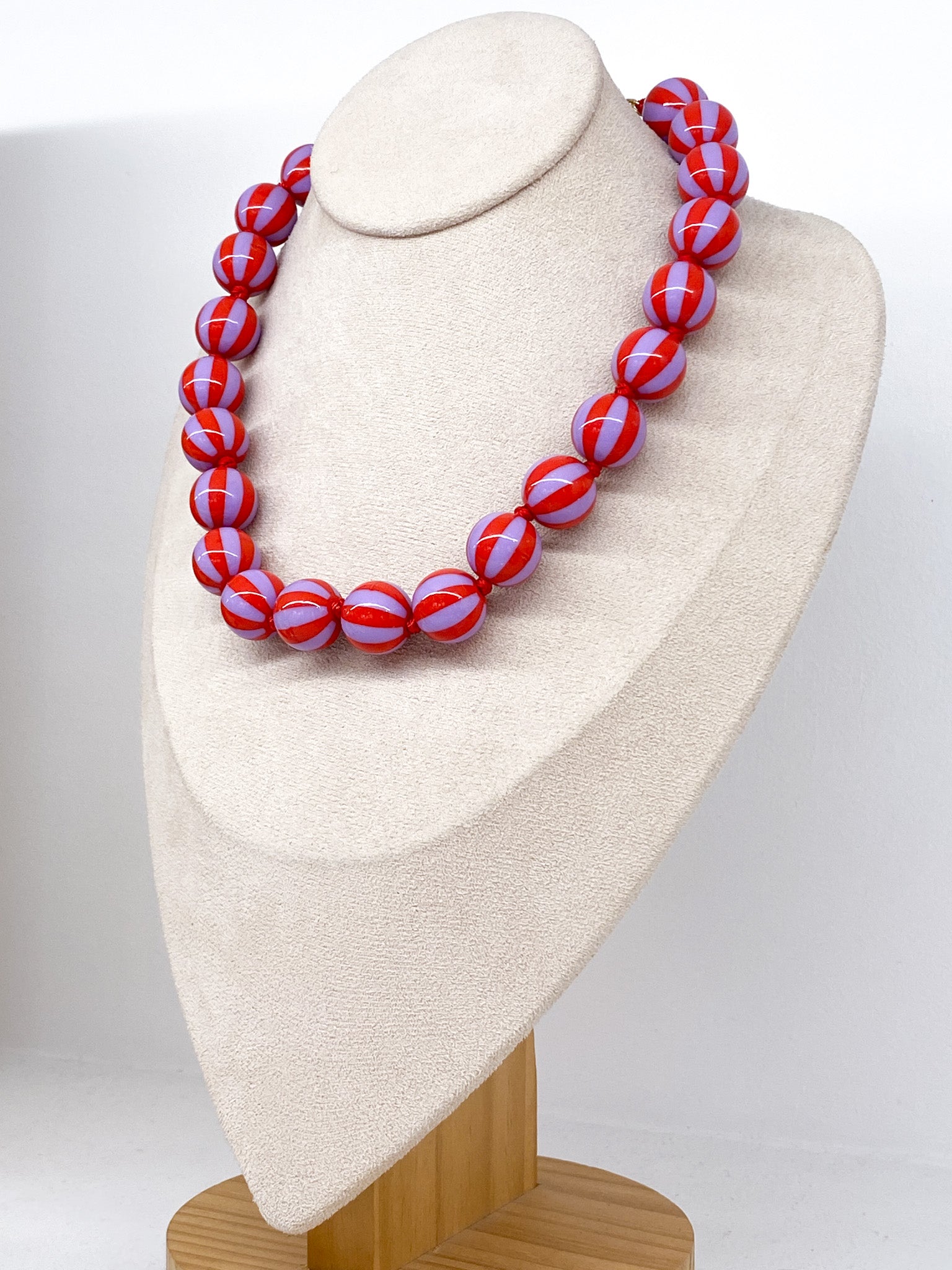 Collier perles colorées rondes sur cordon