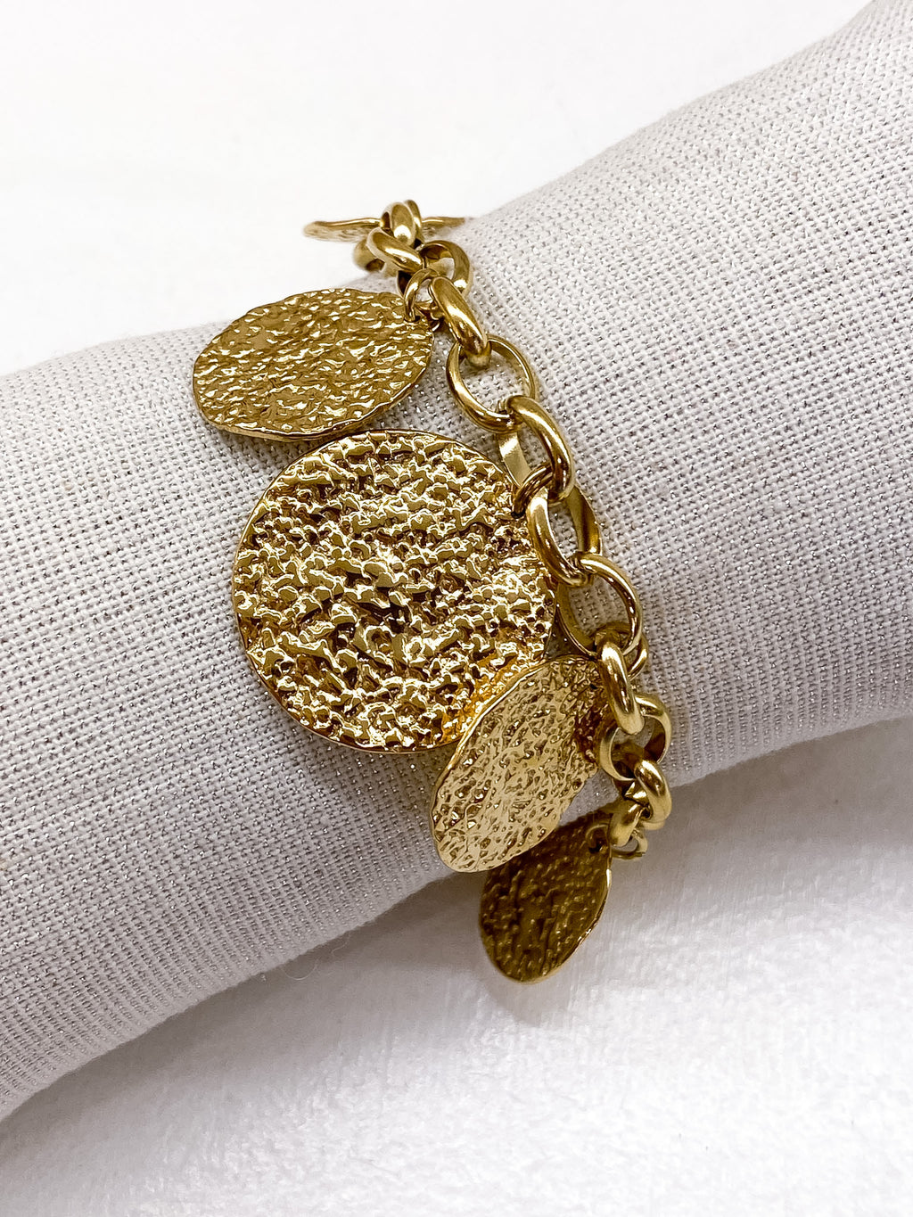Bracelet doré chaîne épaisse et pampilles martelées