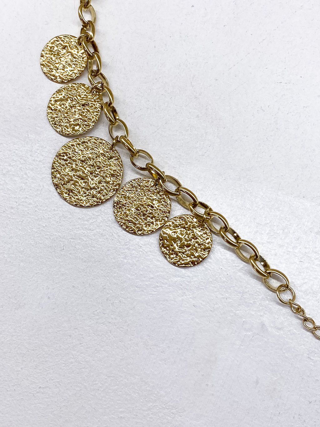 Bracelet doré chaîne épaisse et pampilles martelées