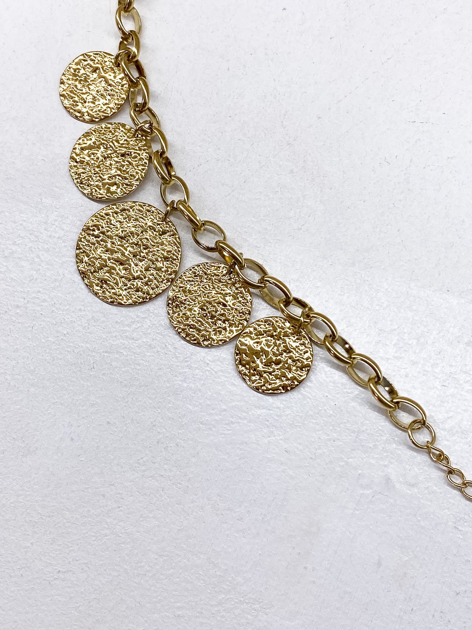 Bracelet doré chaîne épaisse et pampilles martelées