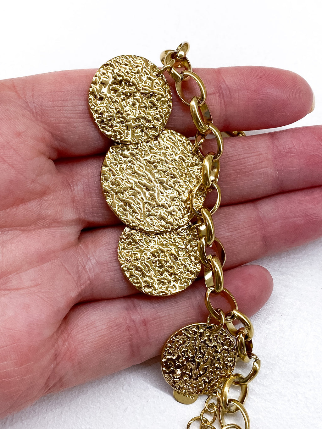 Bracelet doré chaîne épaisse et pampilles martelées