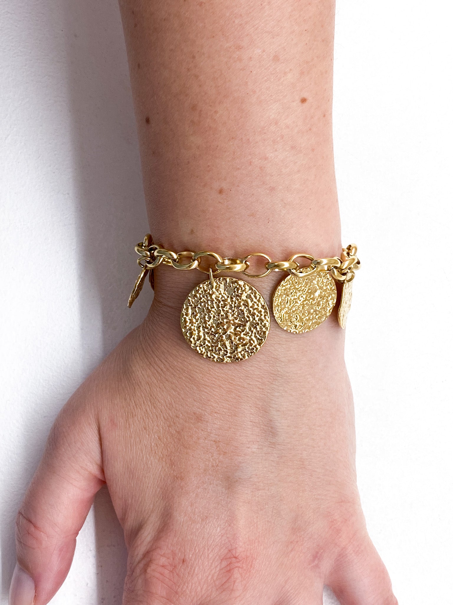 Bracelet doré chaîne épaisse et pampilles martelées