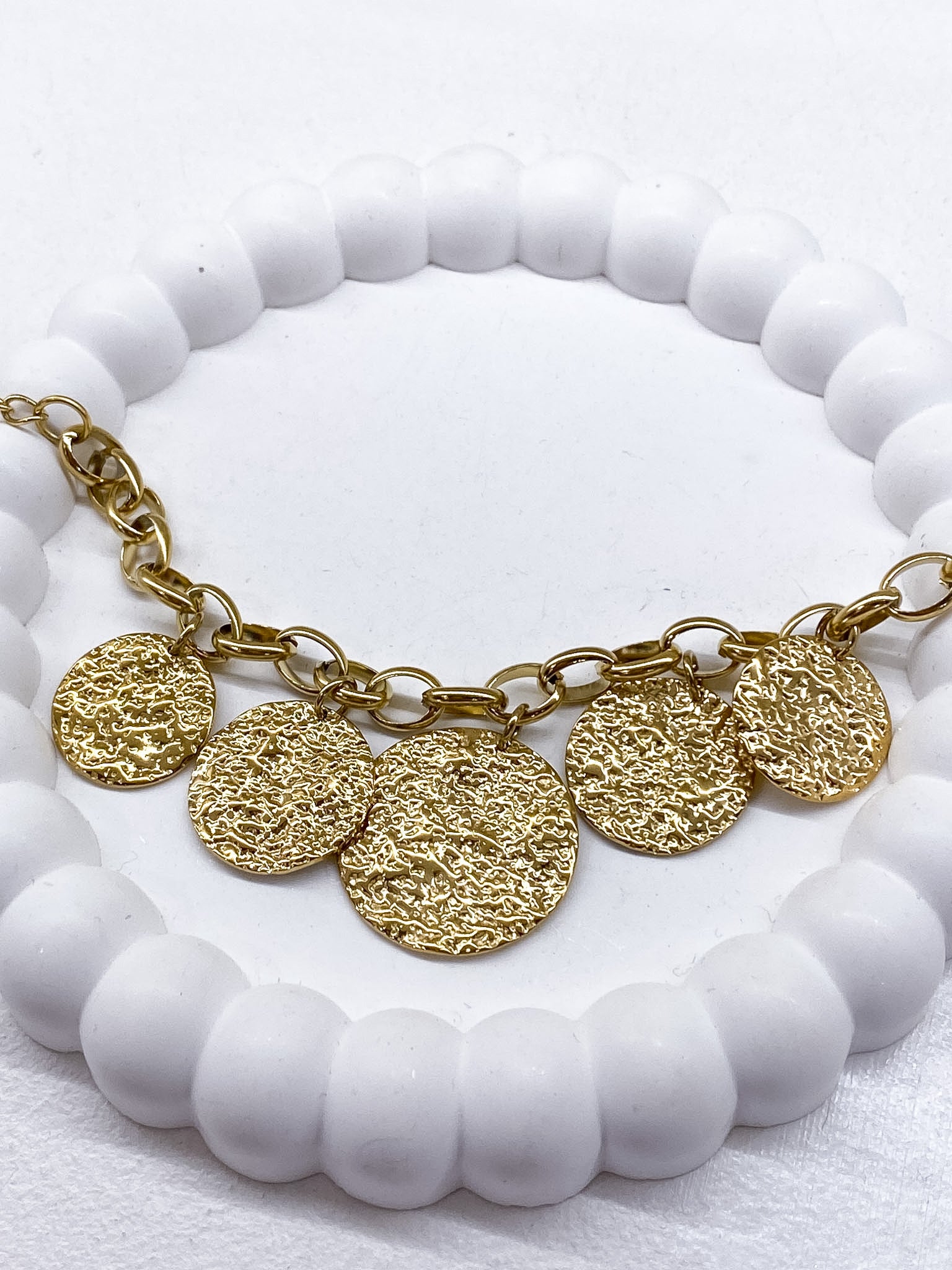 Bracelet doré chaîne épaisse et pampilles martelées
