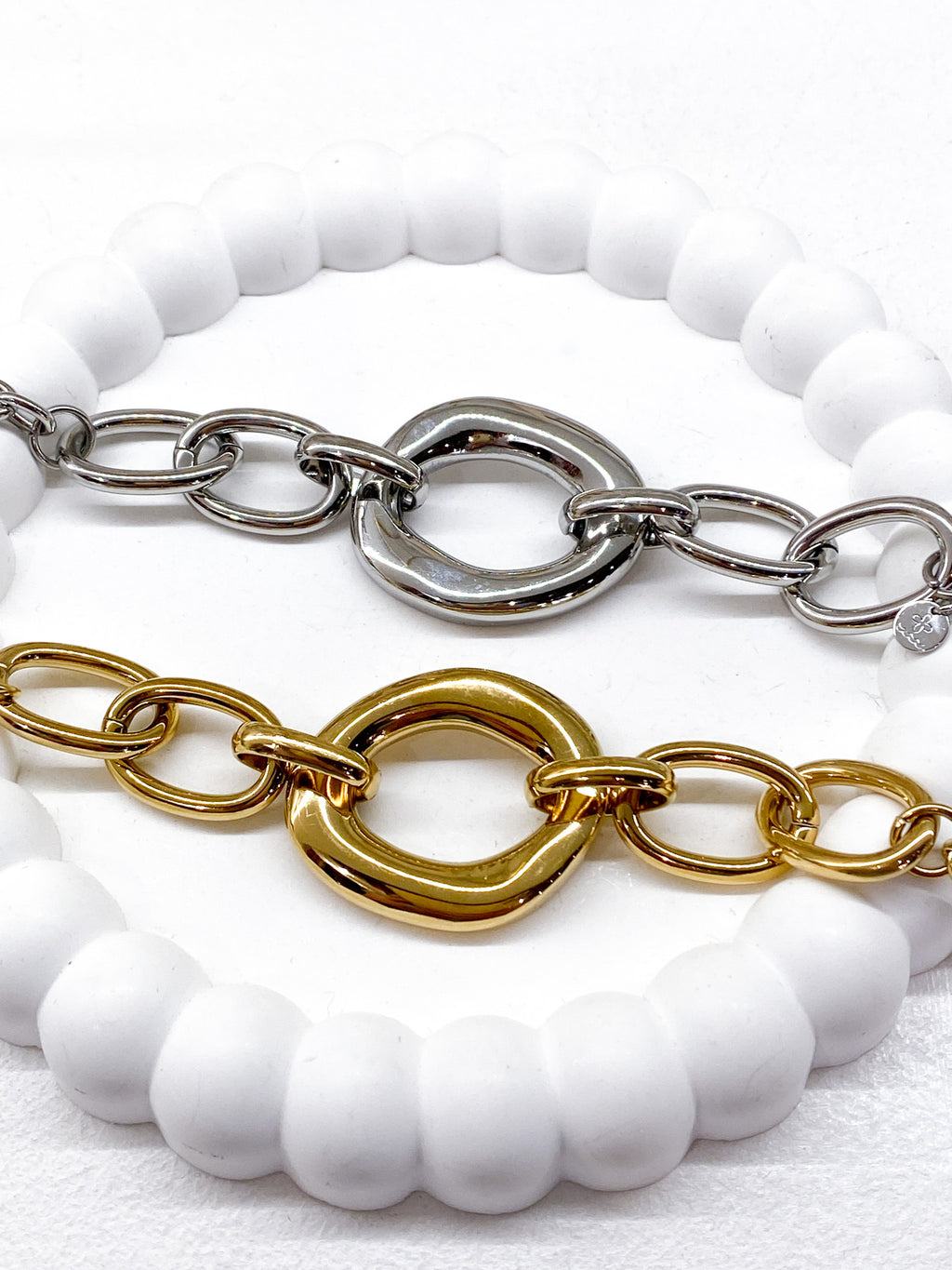 Bracelet chaîne large avec maillon central géométrique