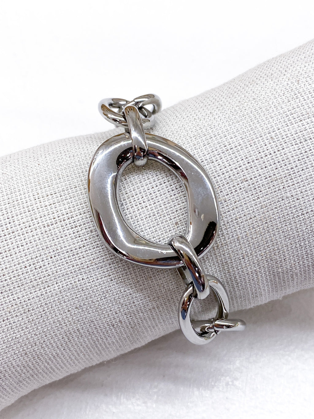 Bracelet chaîne large avec maillon central géométrique