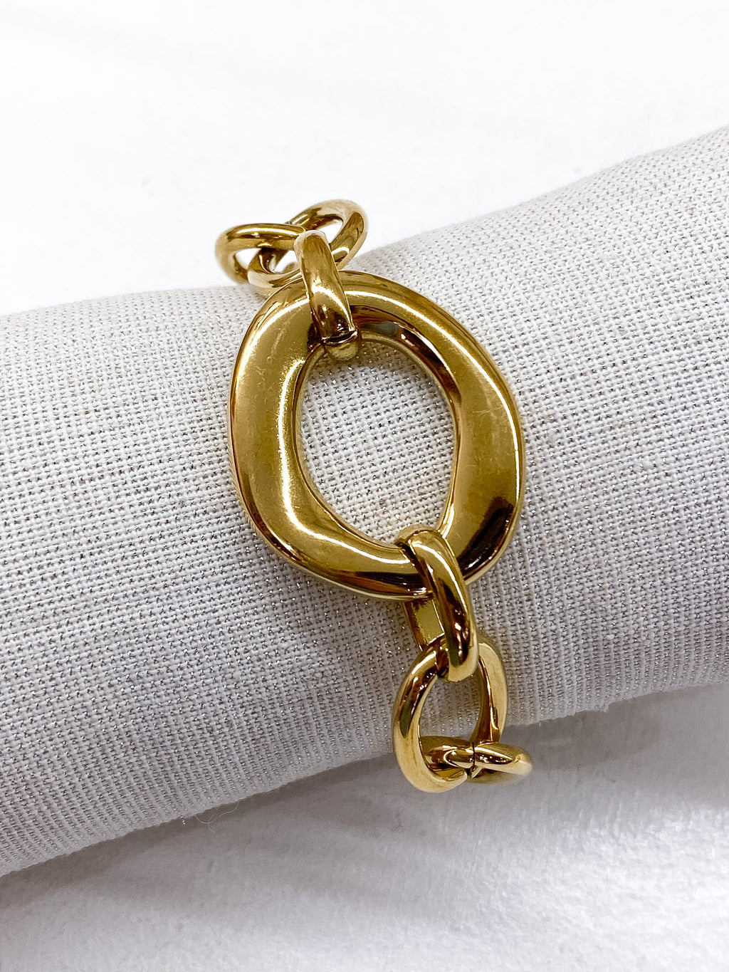 Bracelet chaîne large avec maillon central géométrique