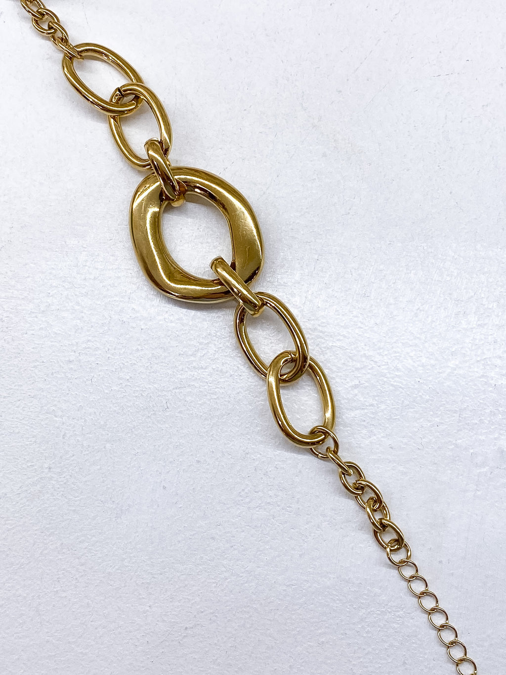 Bracelet chaîne large avec maillon central géométrique