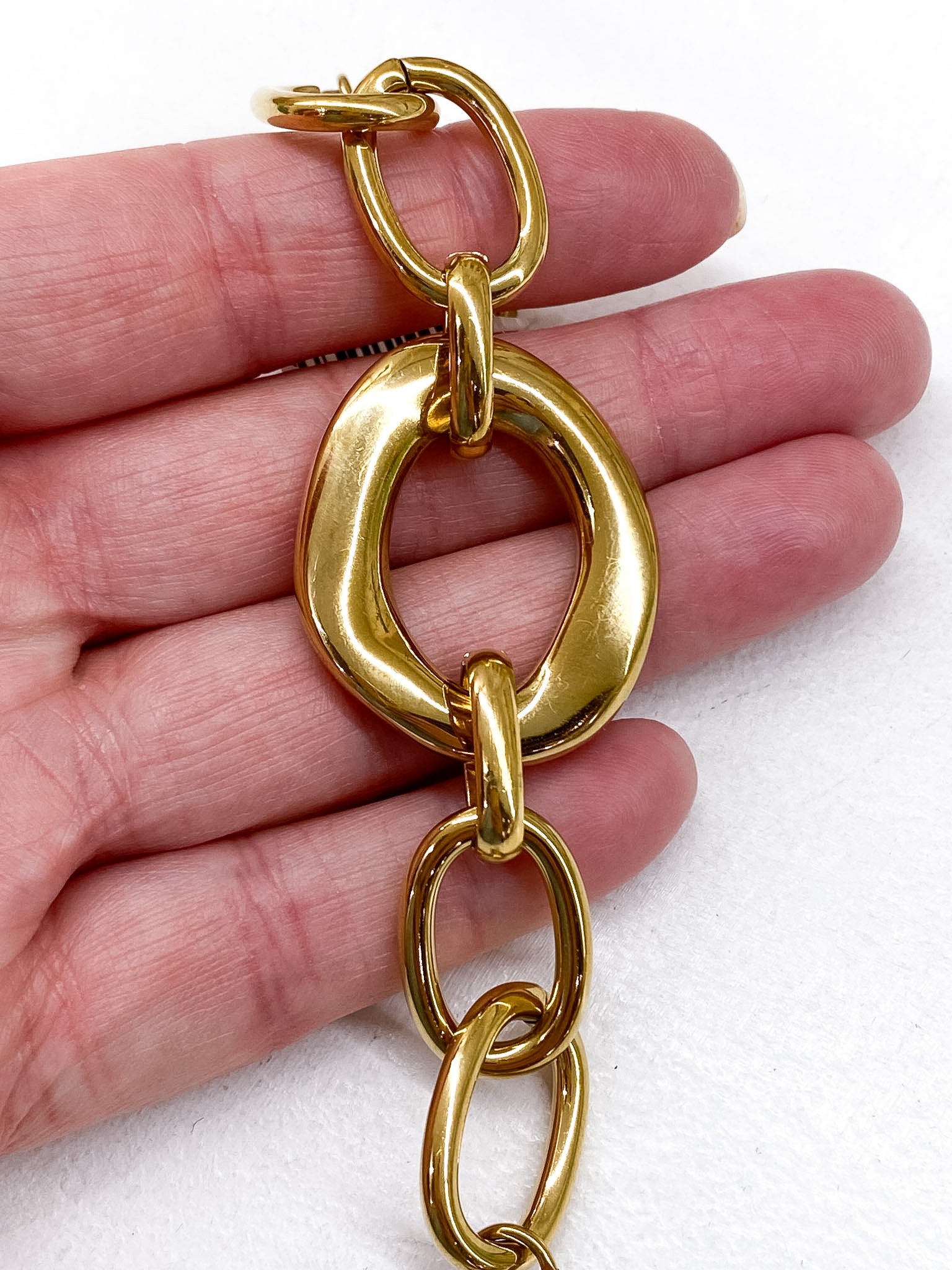 Bracelet chaîne large avec maillon central géométrique